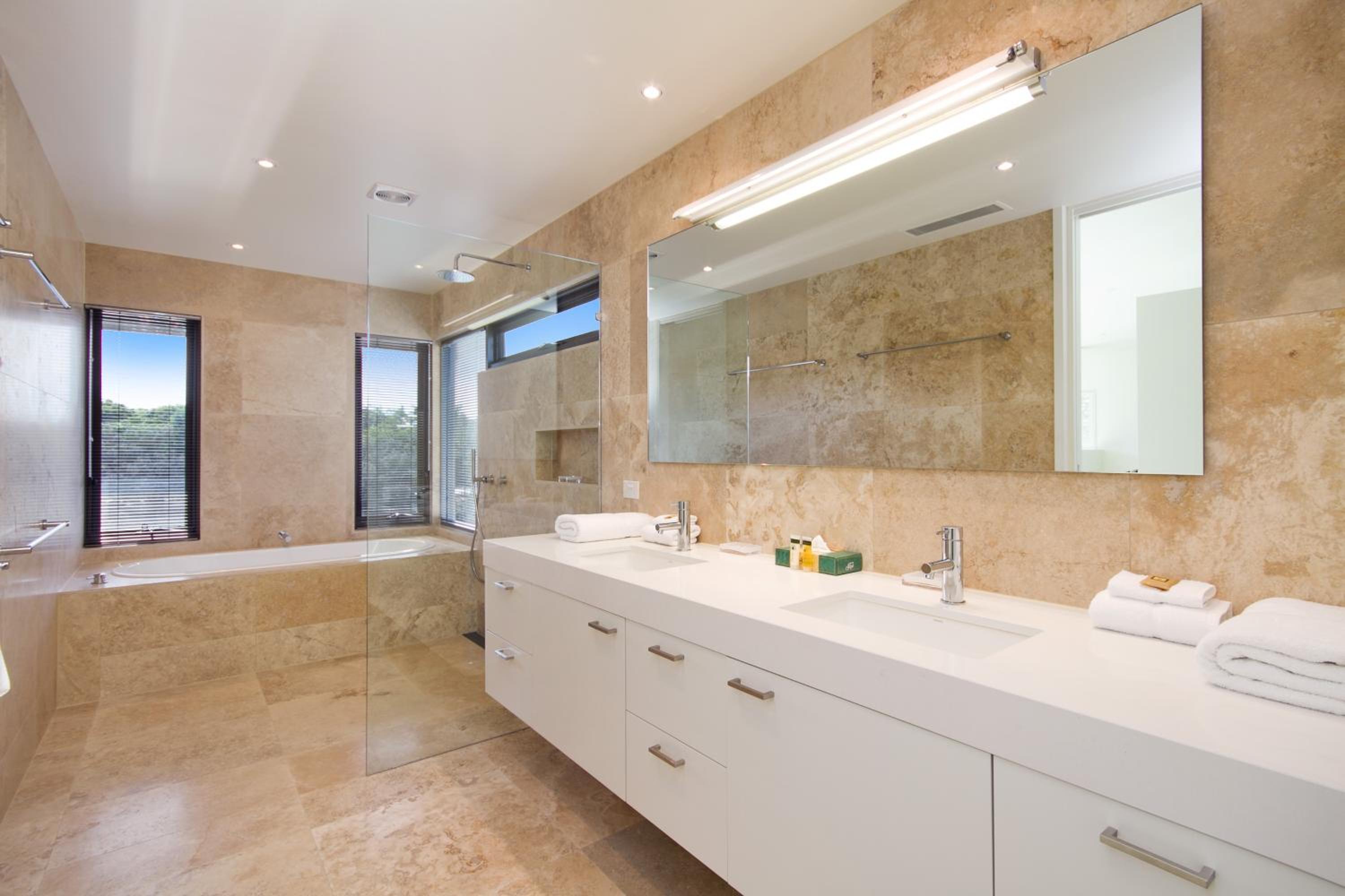 Canalfront Retreat, Private Jetty & Pool