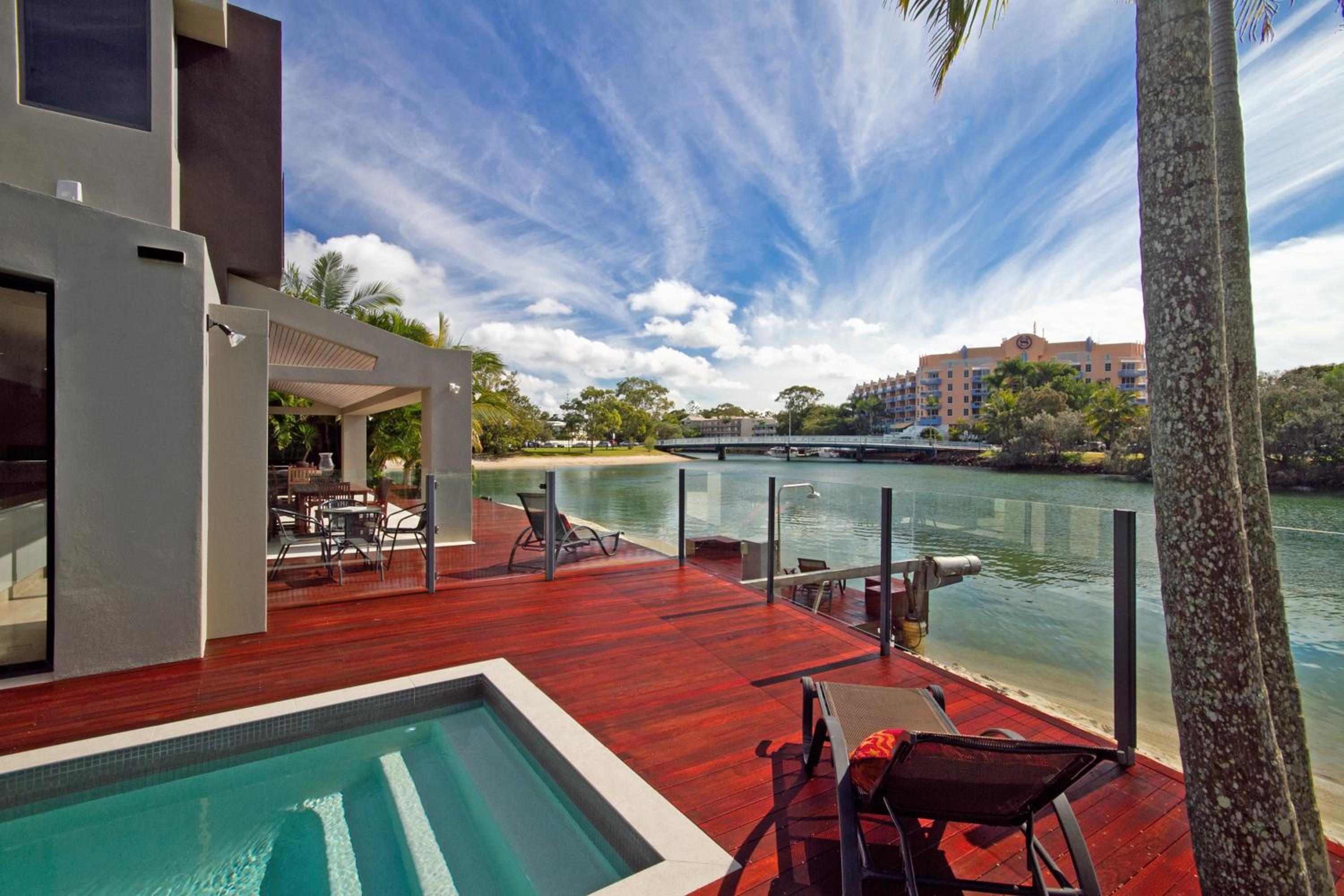 Canalfront Retreat, Private Jetty & Pool