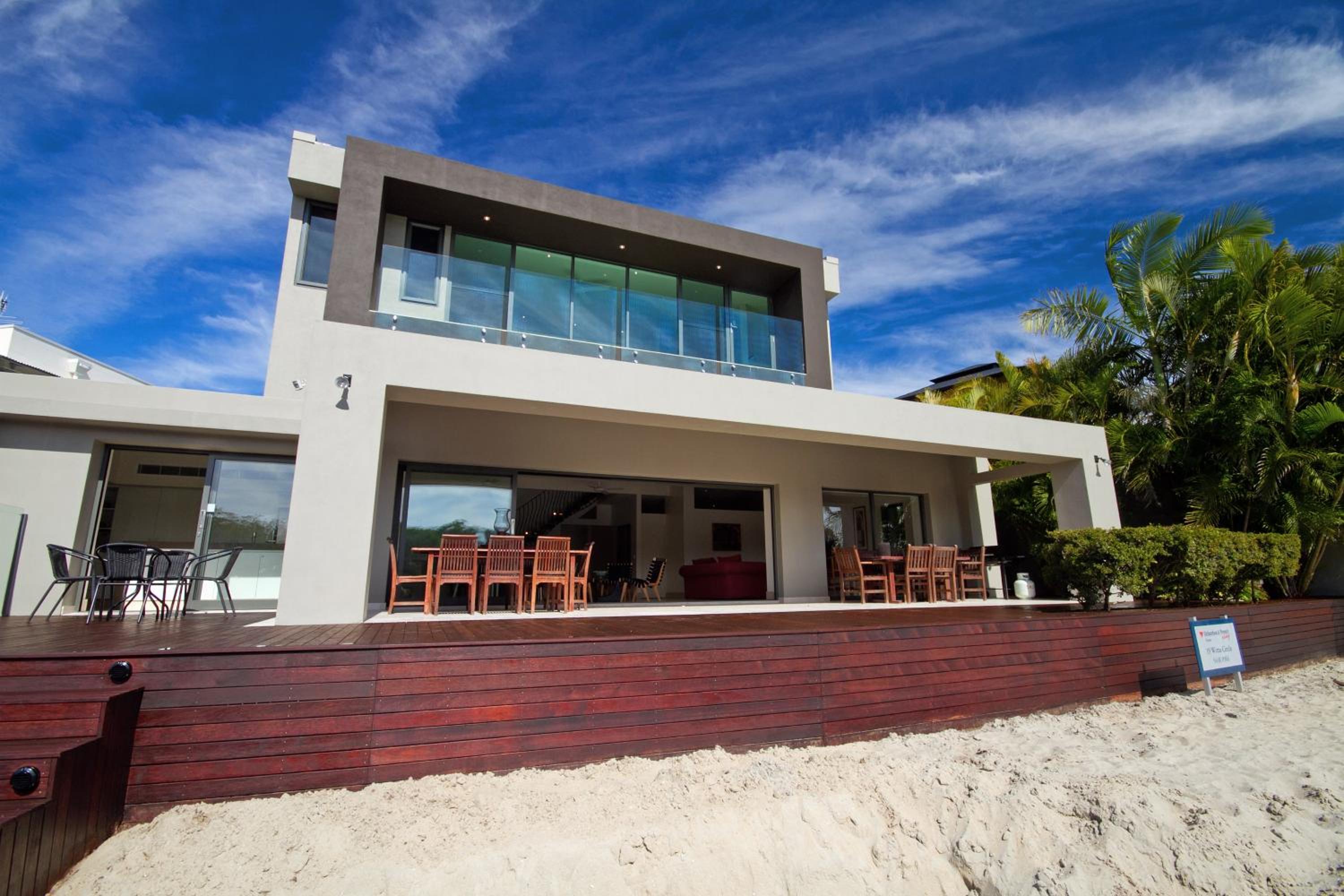 Canalfront Retreat, Private Jetty & Pool
