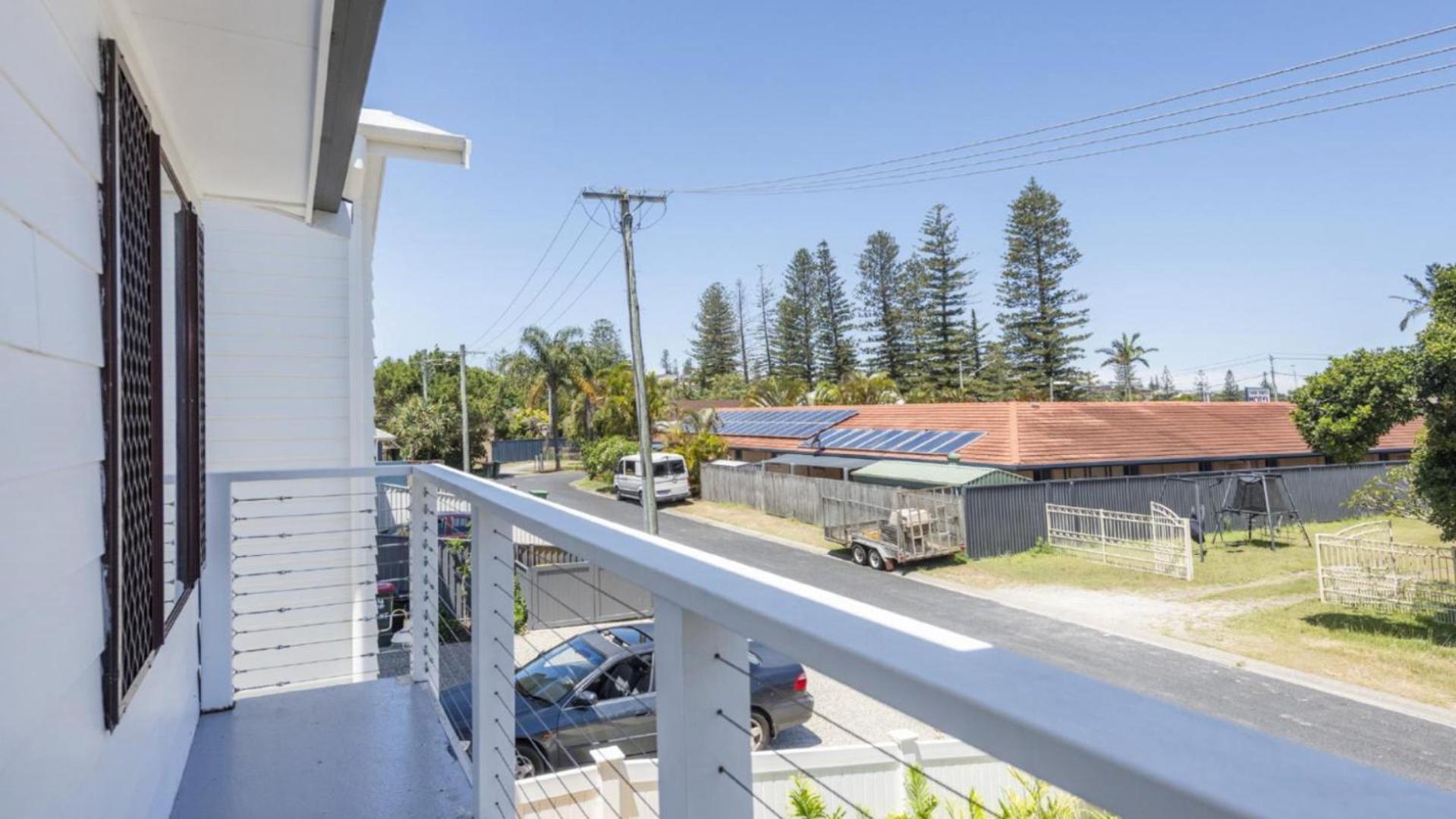 Hotel Studio 8 Yamba - Image 1