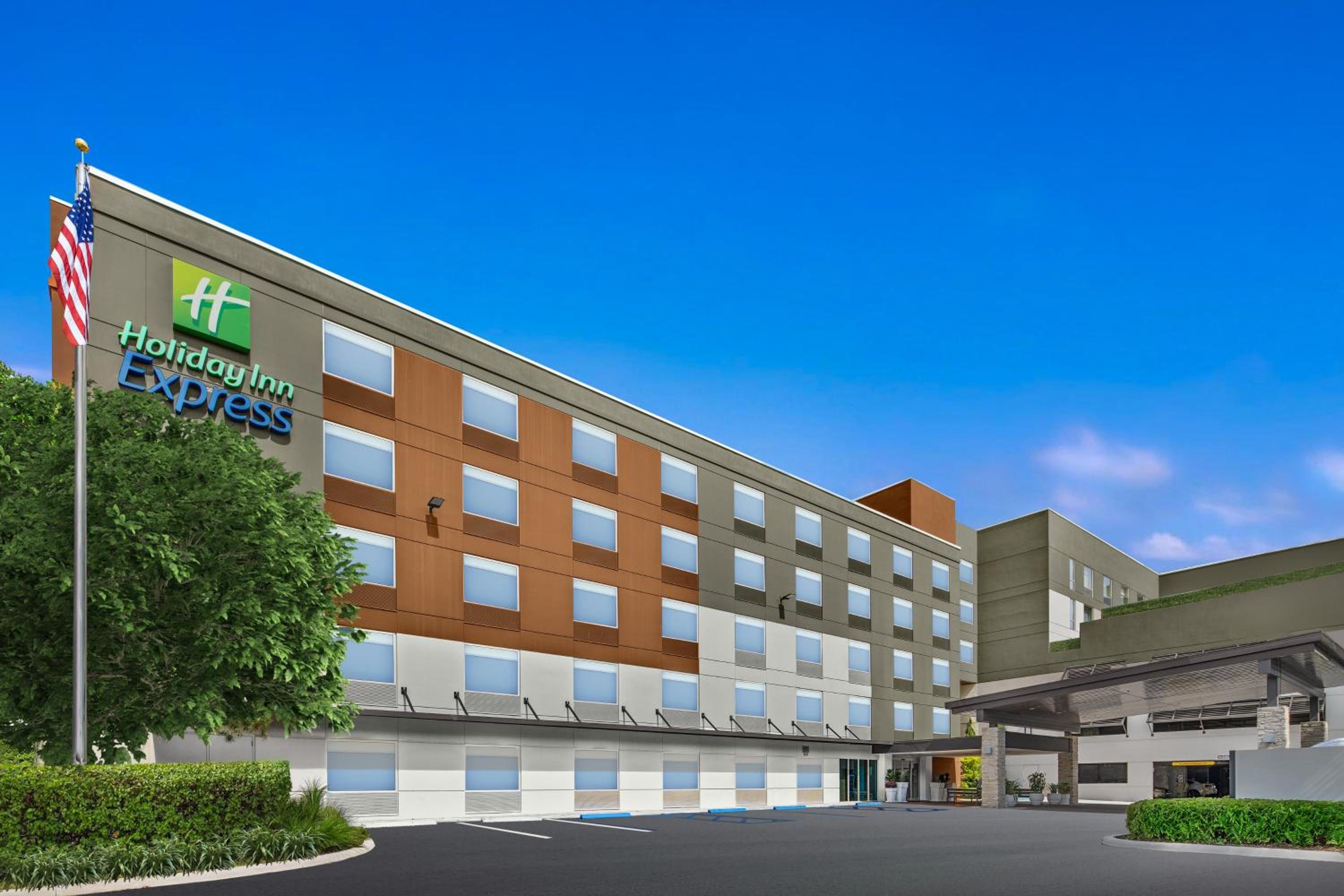 Hotel Holiday Inn Express Cruise Airport, an IHG Hotel - Image 1
