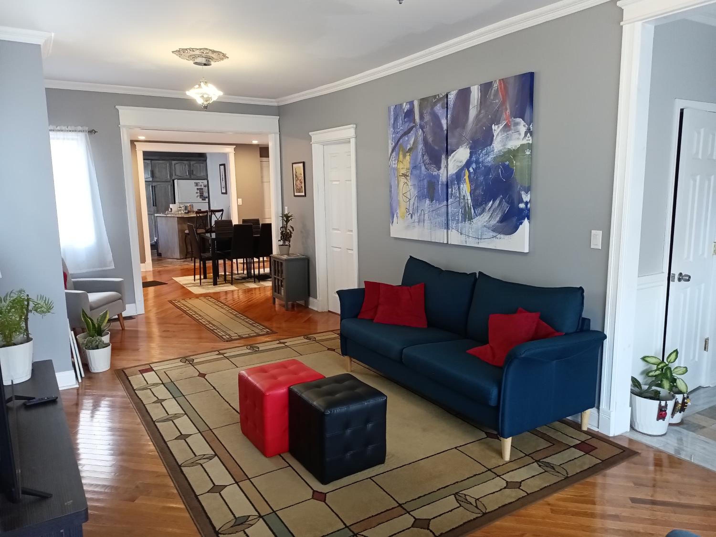 Cozy Updated 3-BR apartment near Peace Bridge view 2