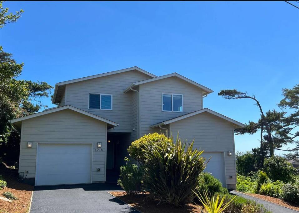 Pacific Peeks 2 - Oceanview Pet Friendly Retreat with EV Charging fee