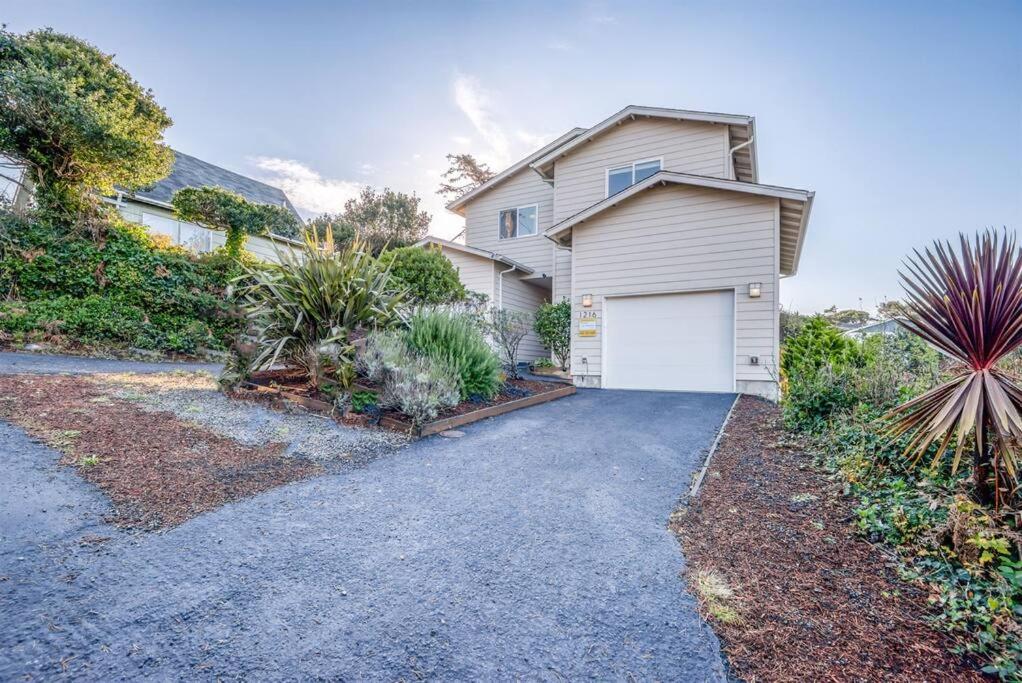 Pacific Peeks 2 - Oceanview Pet Friendly Retreat with EV Charging fee