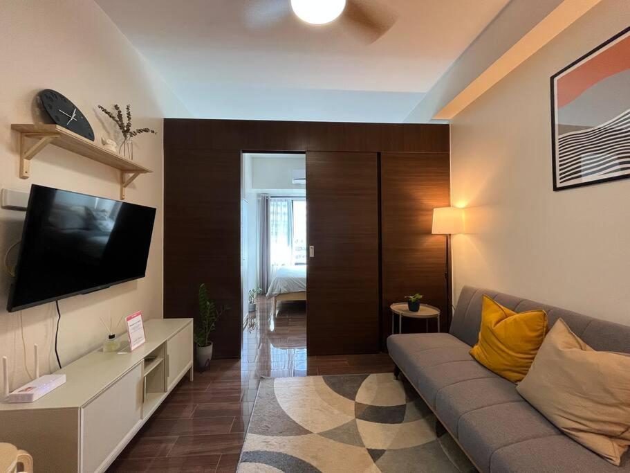 Hygge home with Ayala CBD Makati view! NEW!