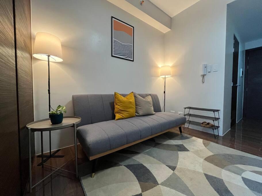 Hygge home with Ayala CBD Makati view! NEW!