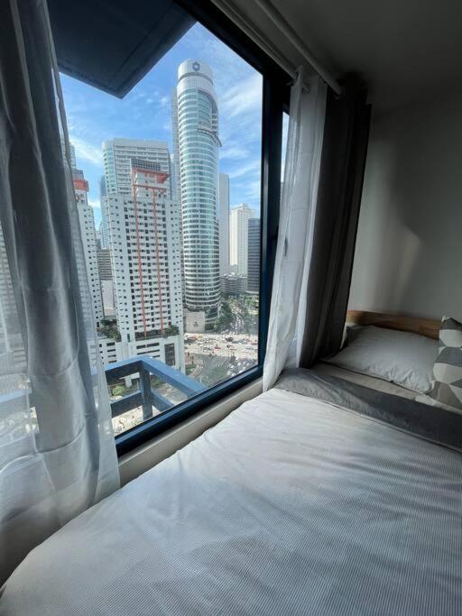 Hygge home with Ayala CBD Makati view! NEW!