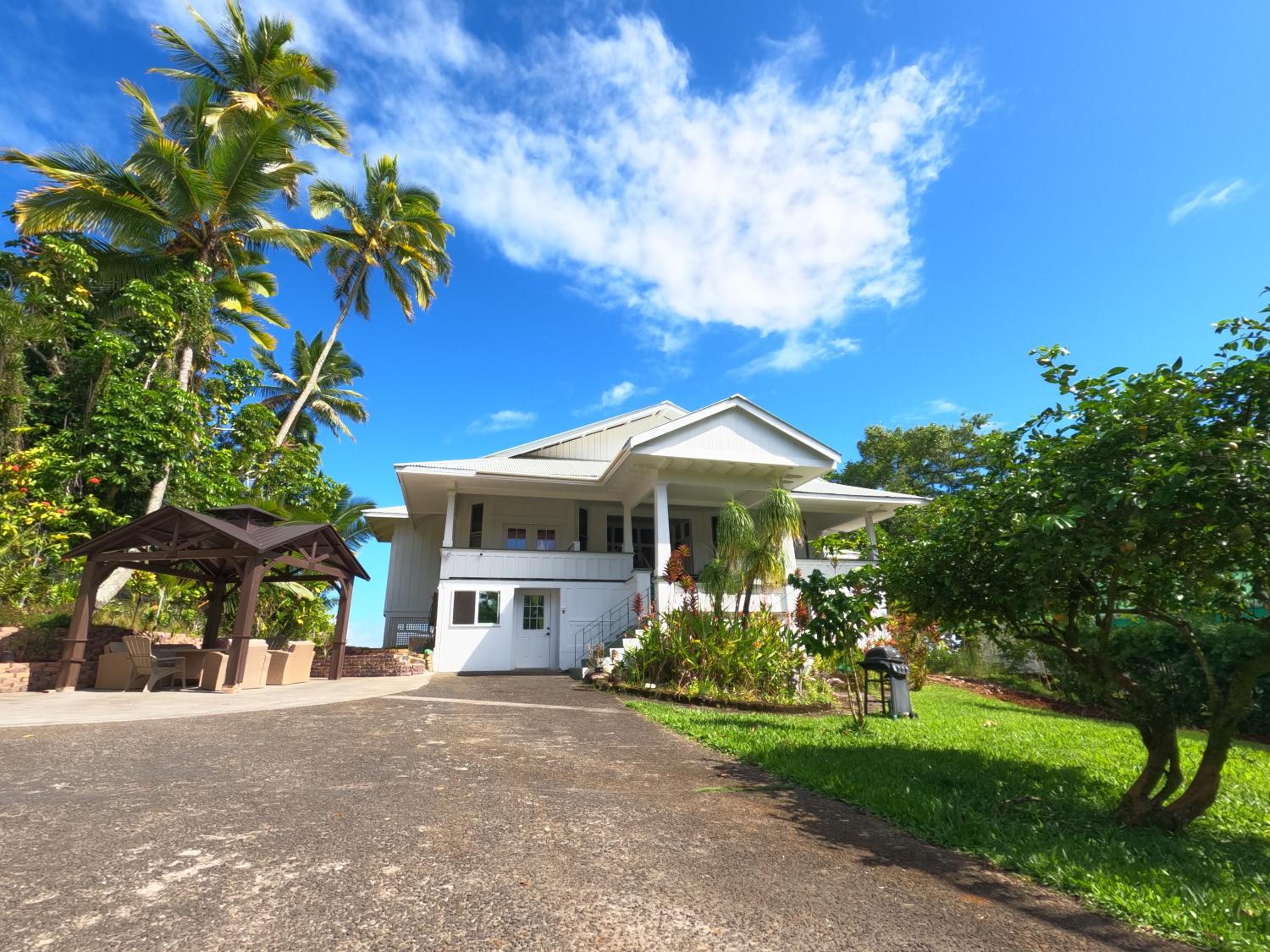 Big Island Vacations - Hilo Bay Oceanfront Bed and Breakfast - Property Image 5