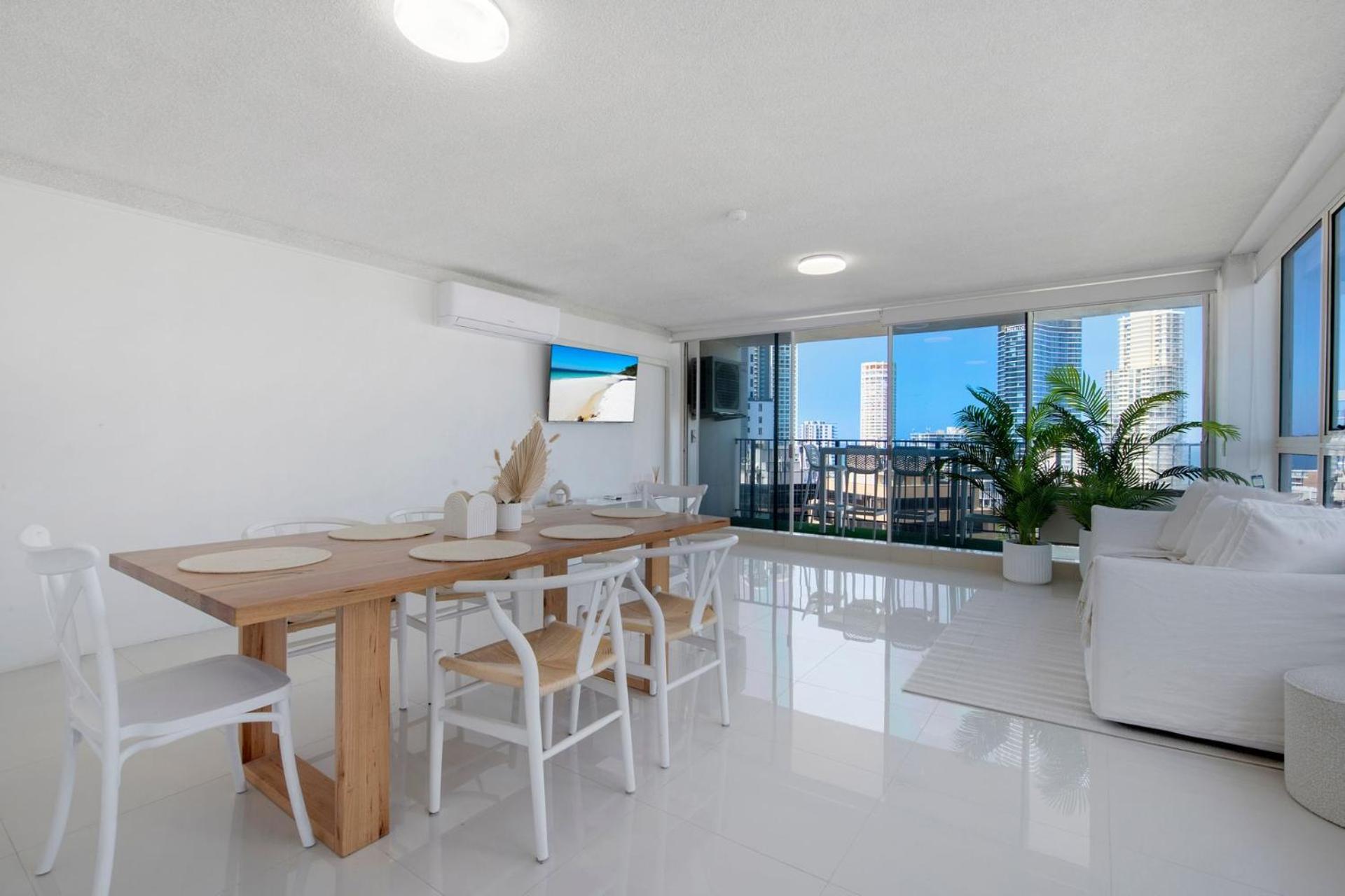 Large Waterfront Apartment in Surfers Paradise - CoastHM