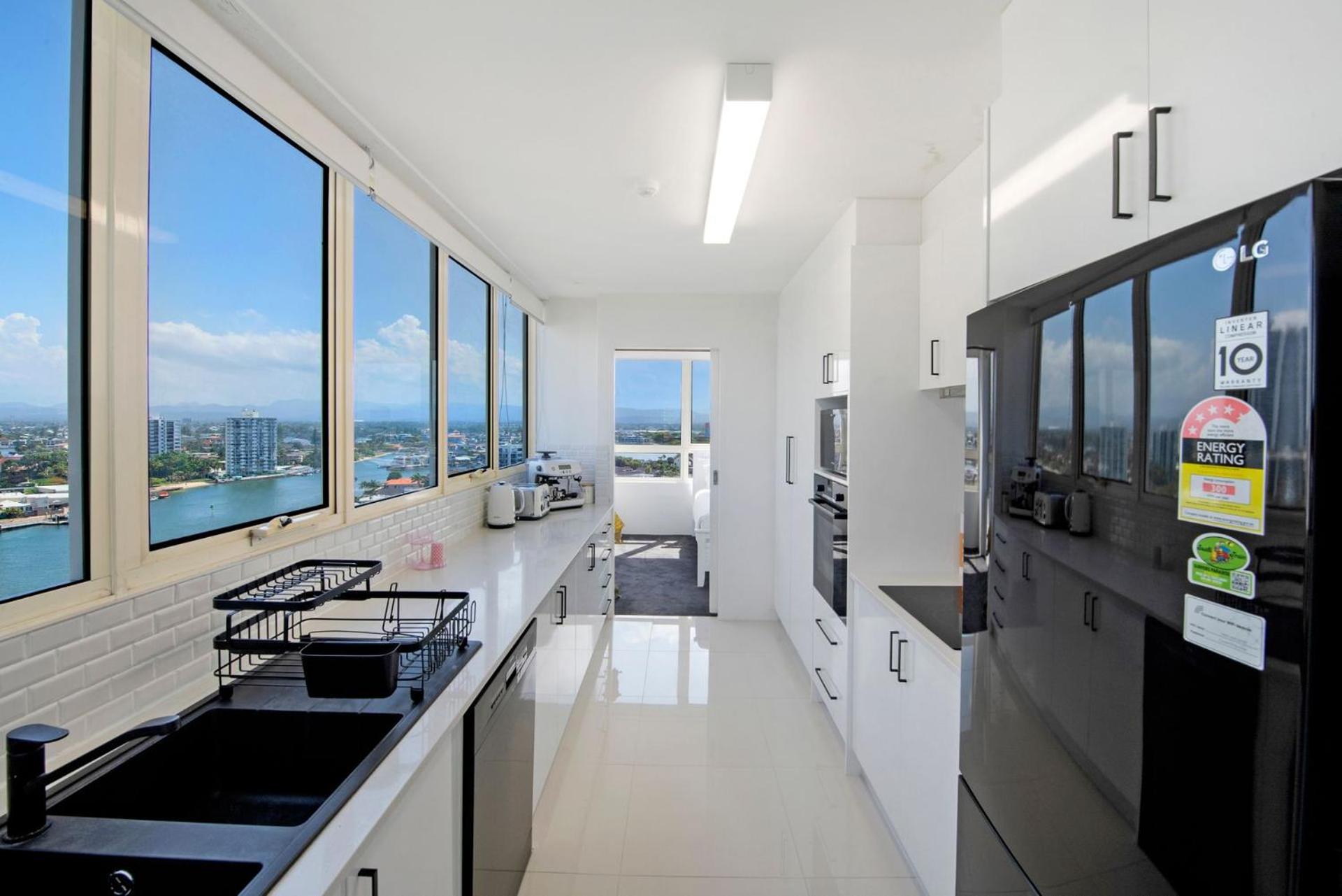 Large Waterfront Apartment in Surfers Paradise - CoastHM