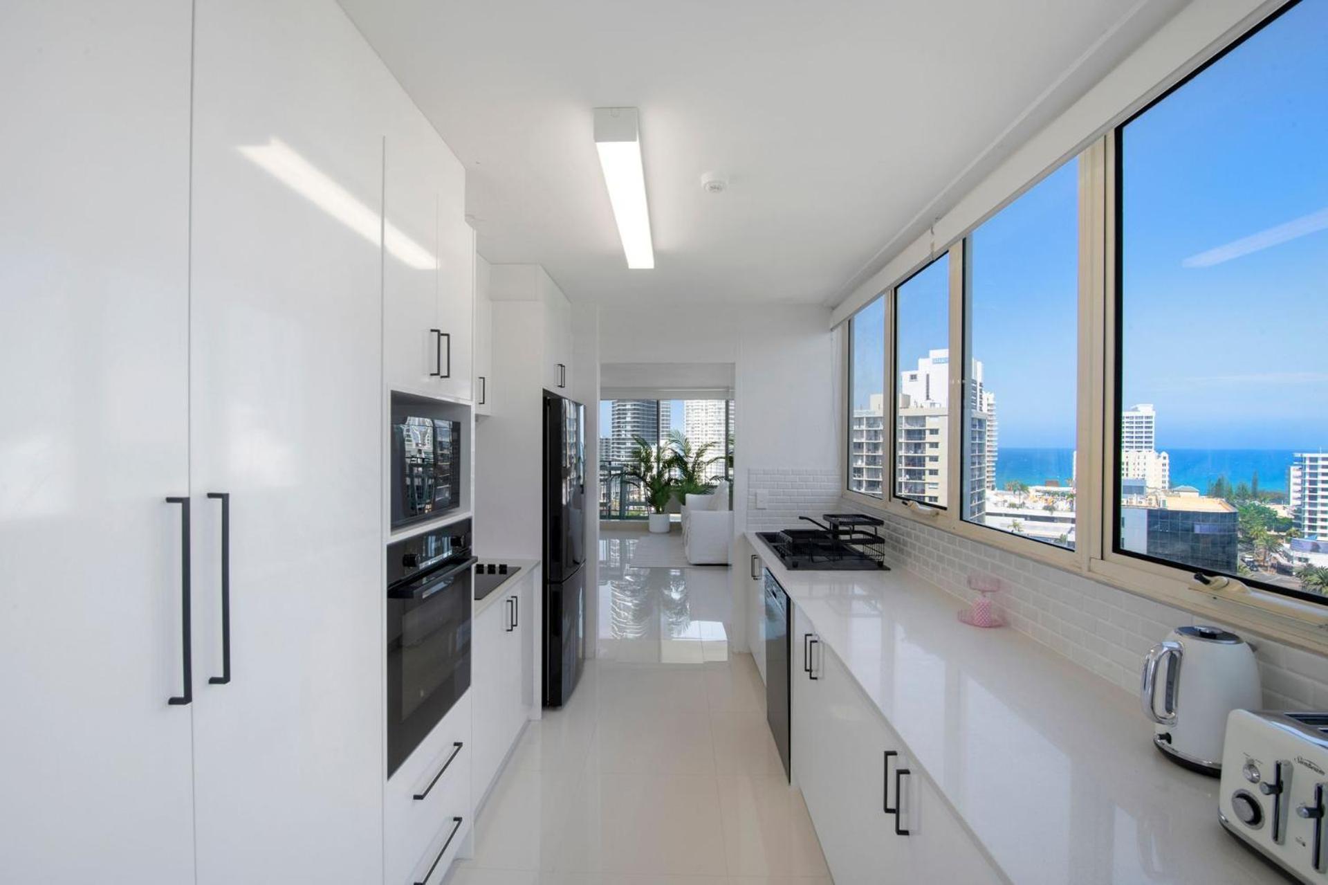 Large Waterfront Apartment in Surfers Paradise - CoastHM