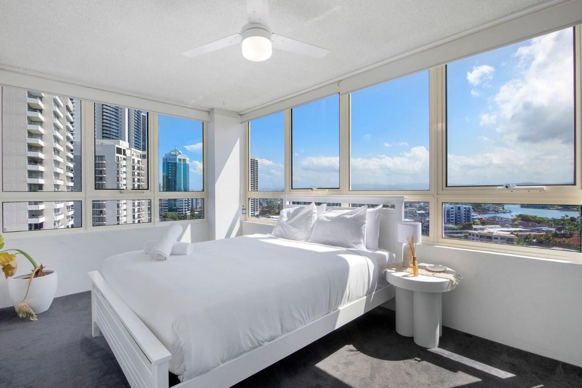Large Waterfront Apartment in Surfers Paradise - CoastHM