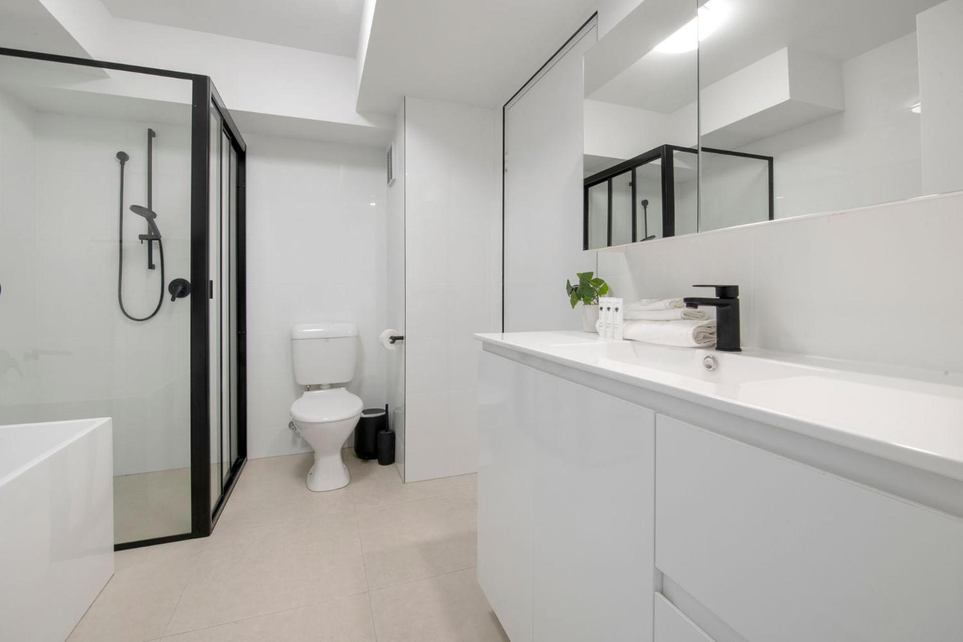 Large Waterfront Apartment in Surfers Paradise - CoastHM