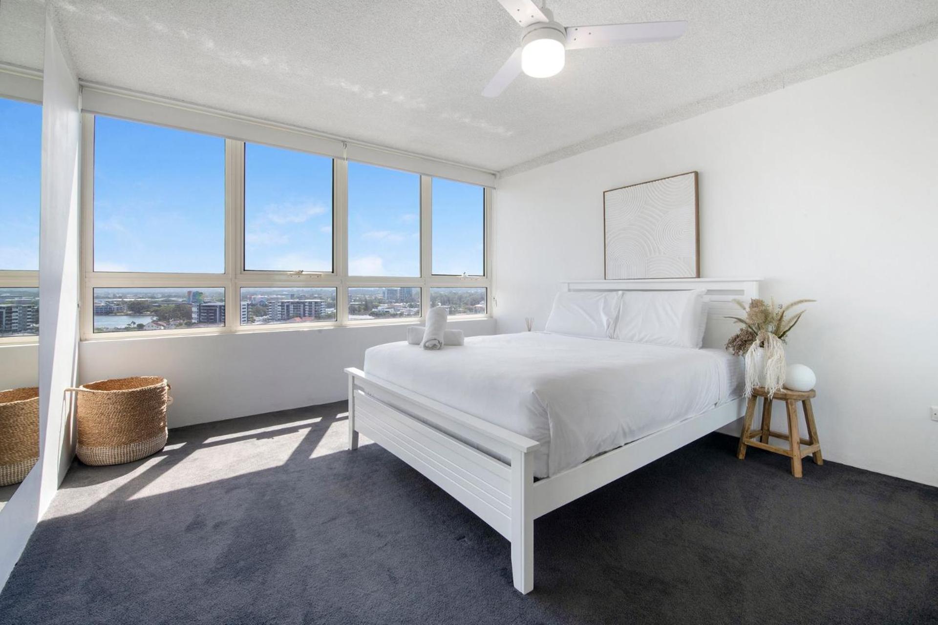Large Waterfront Apartment in Surfers Paradise - CoastHM