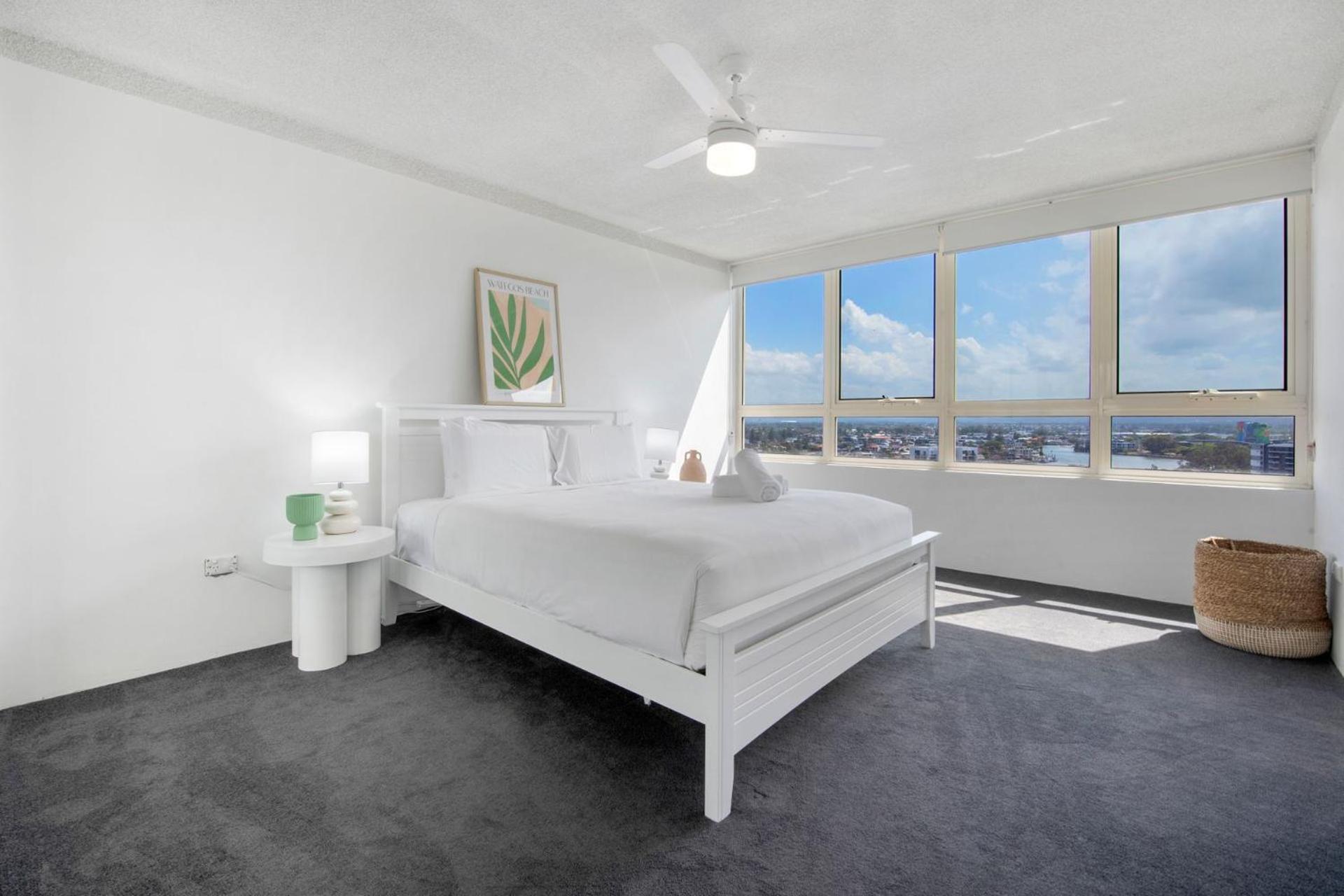 Large Waterfront Apartment in Surfers Paradise - CoastHM