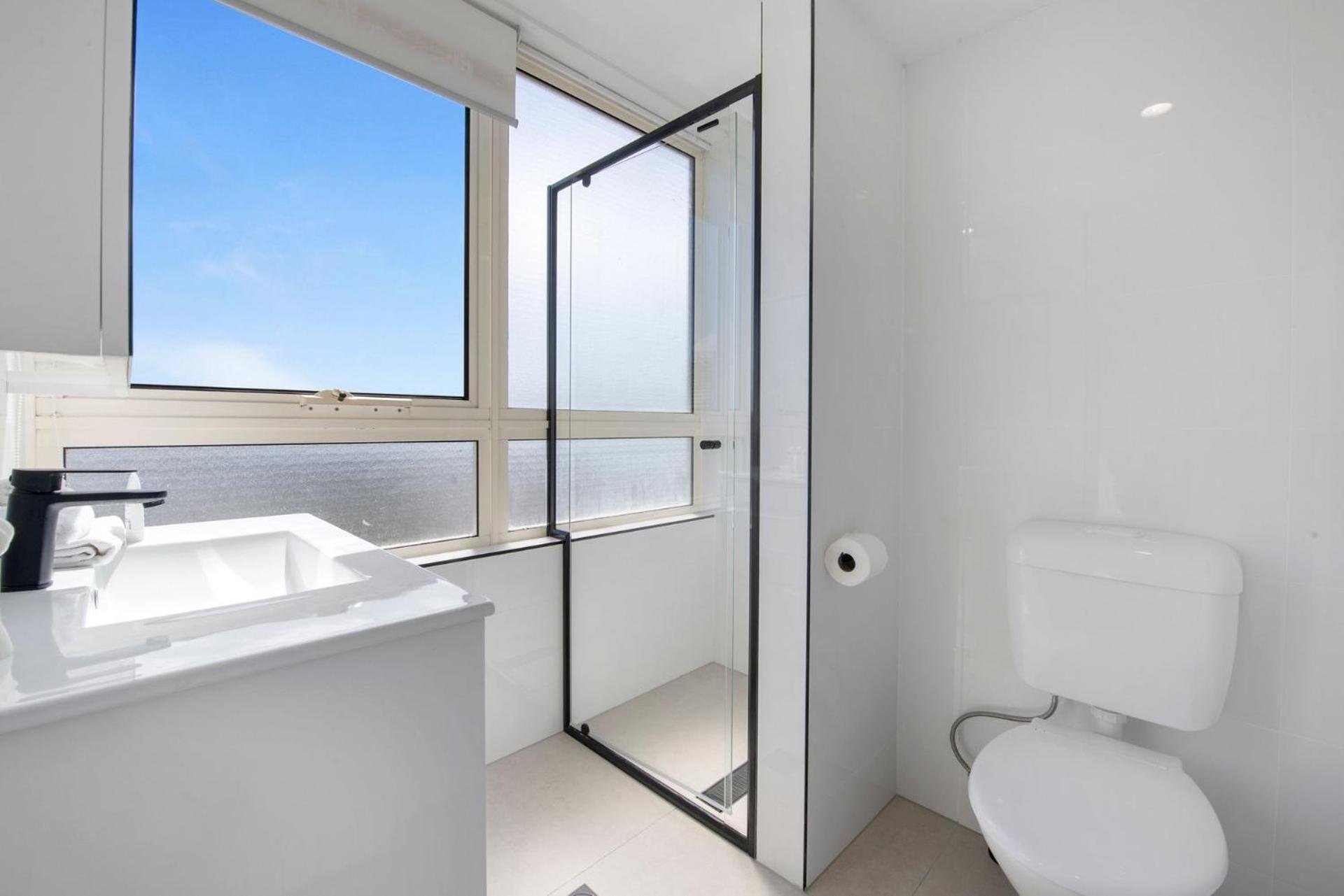 Large Waterfront Apartment in Surfers Paradise - CoastHM