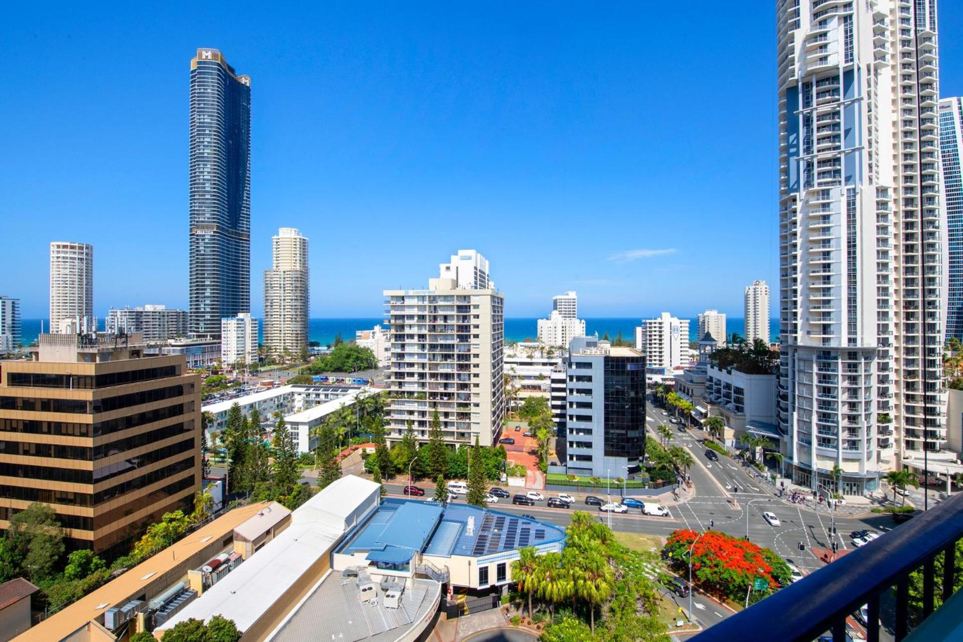 Large Waterfront Apartment in Surfers Paradise - CoastHM