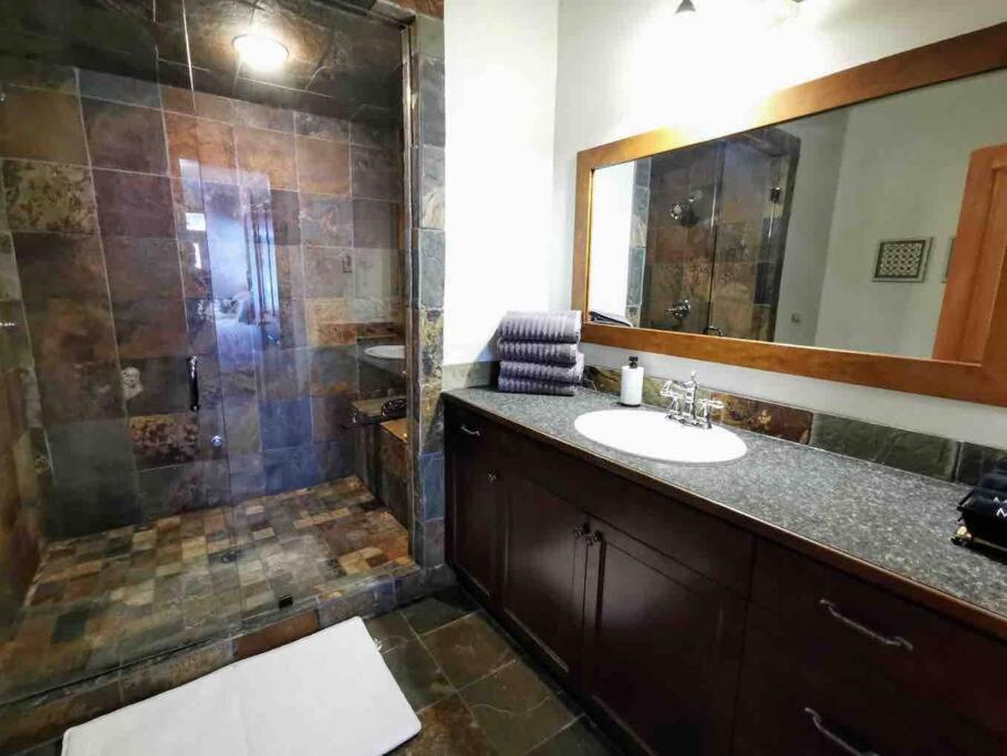 Snowy Trails Lodge in Big White