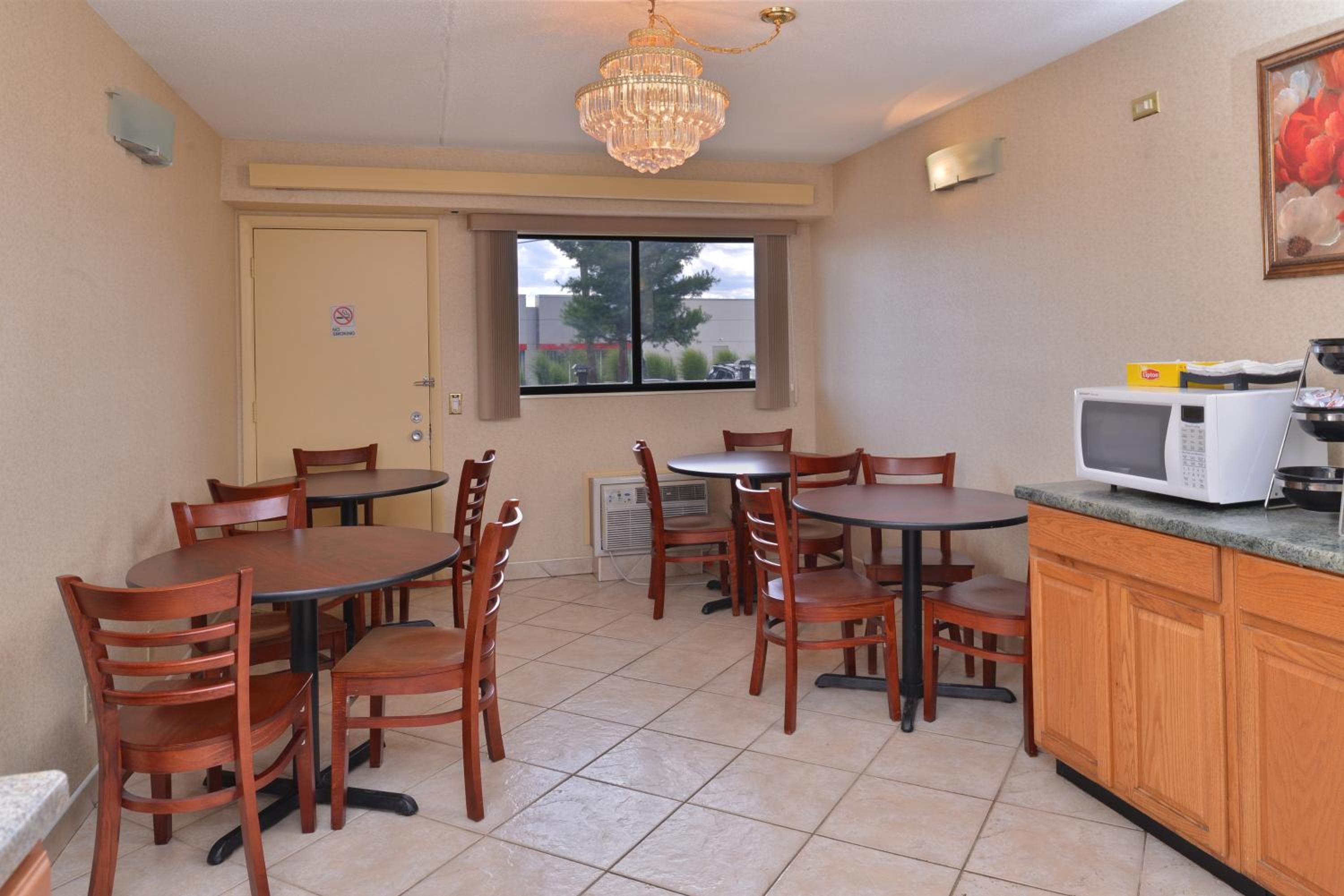 Americas Best Value Inn-Pittsburgh Airport view 2