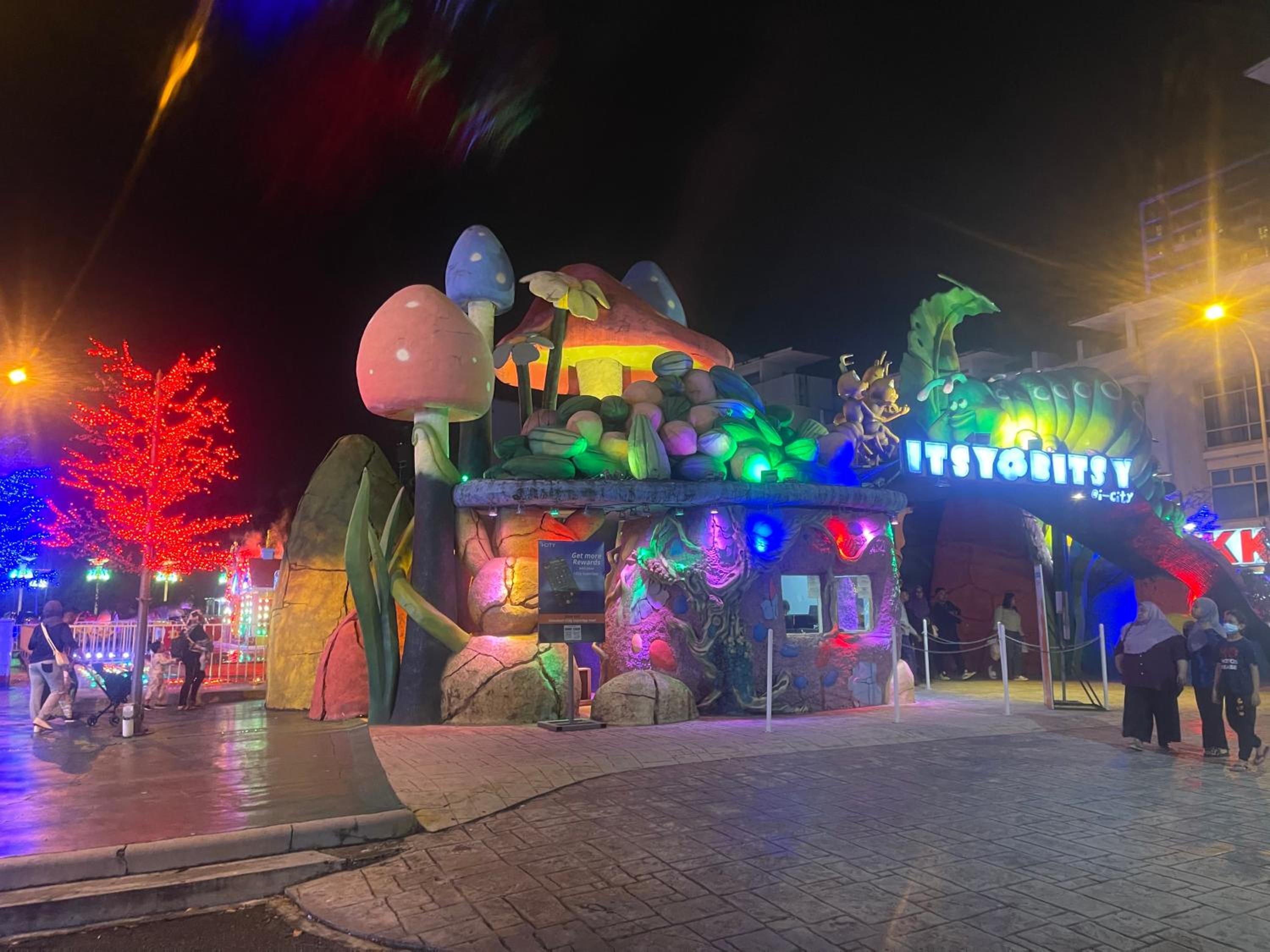 I-CITY Holidays biggest Swimming Pools, Astro