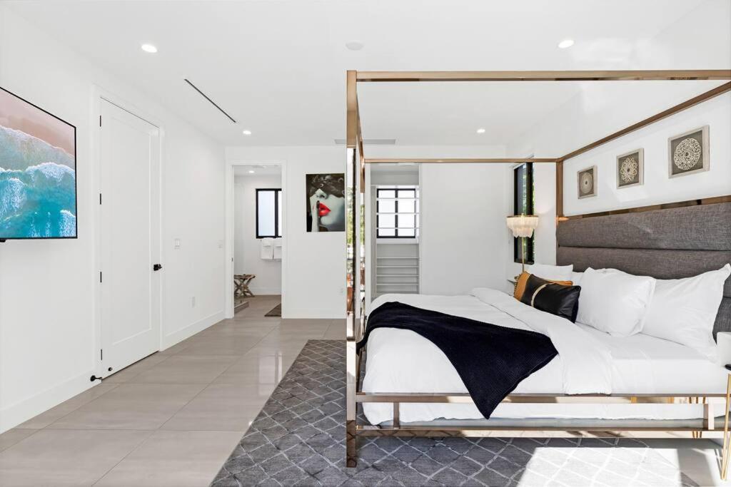 Modern Villa w/ Resort Amenities & Salt Water Pool