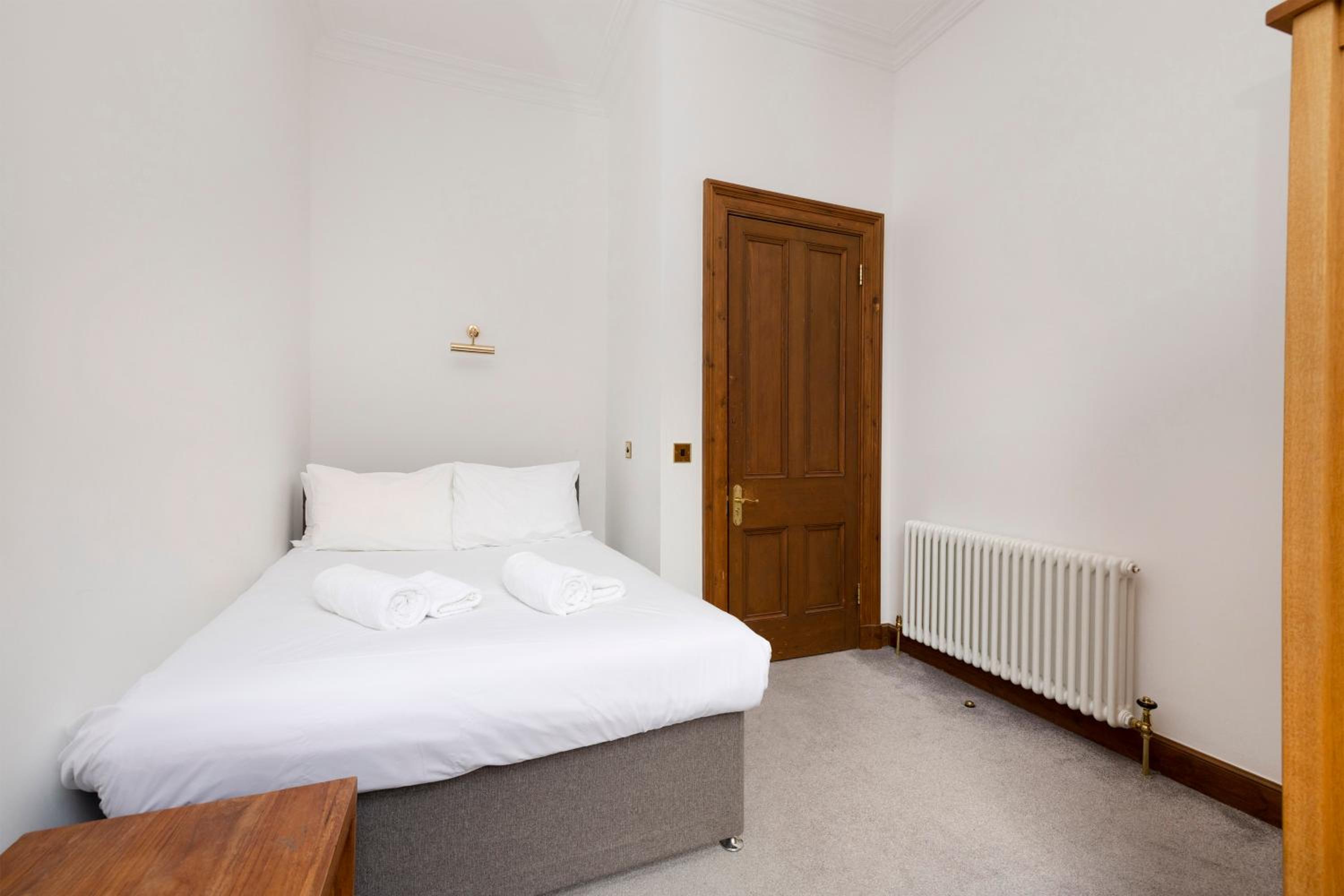 JOIVY 5 Bedroom Apt near Meadows and George Square view 2