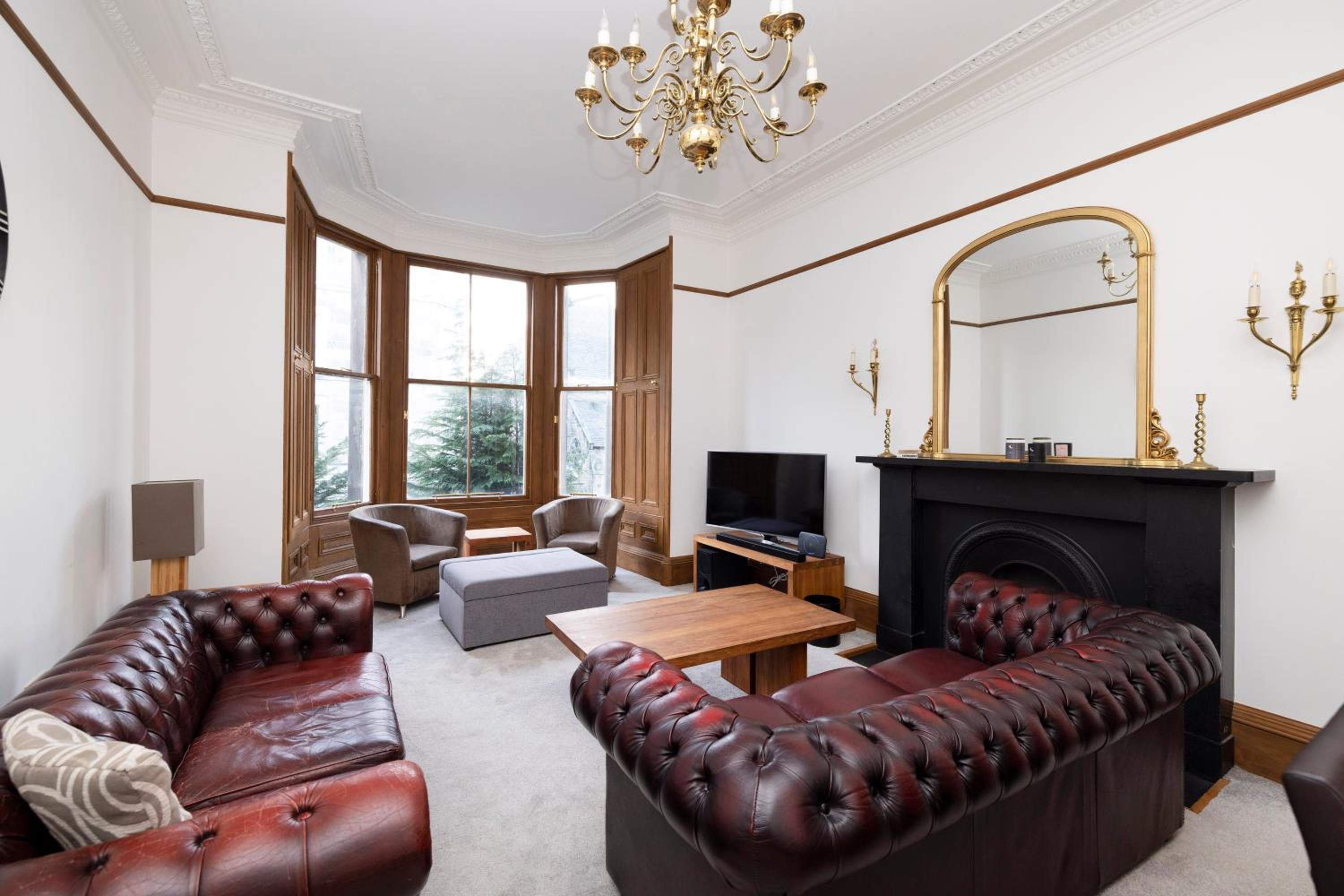 JOIVY 5 Bedroom Apt near Meadows and George Square view 3