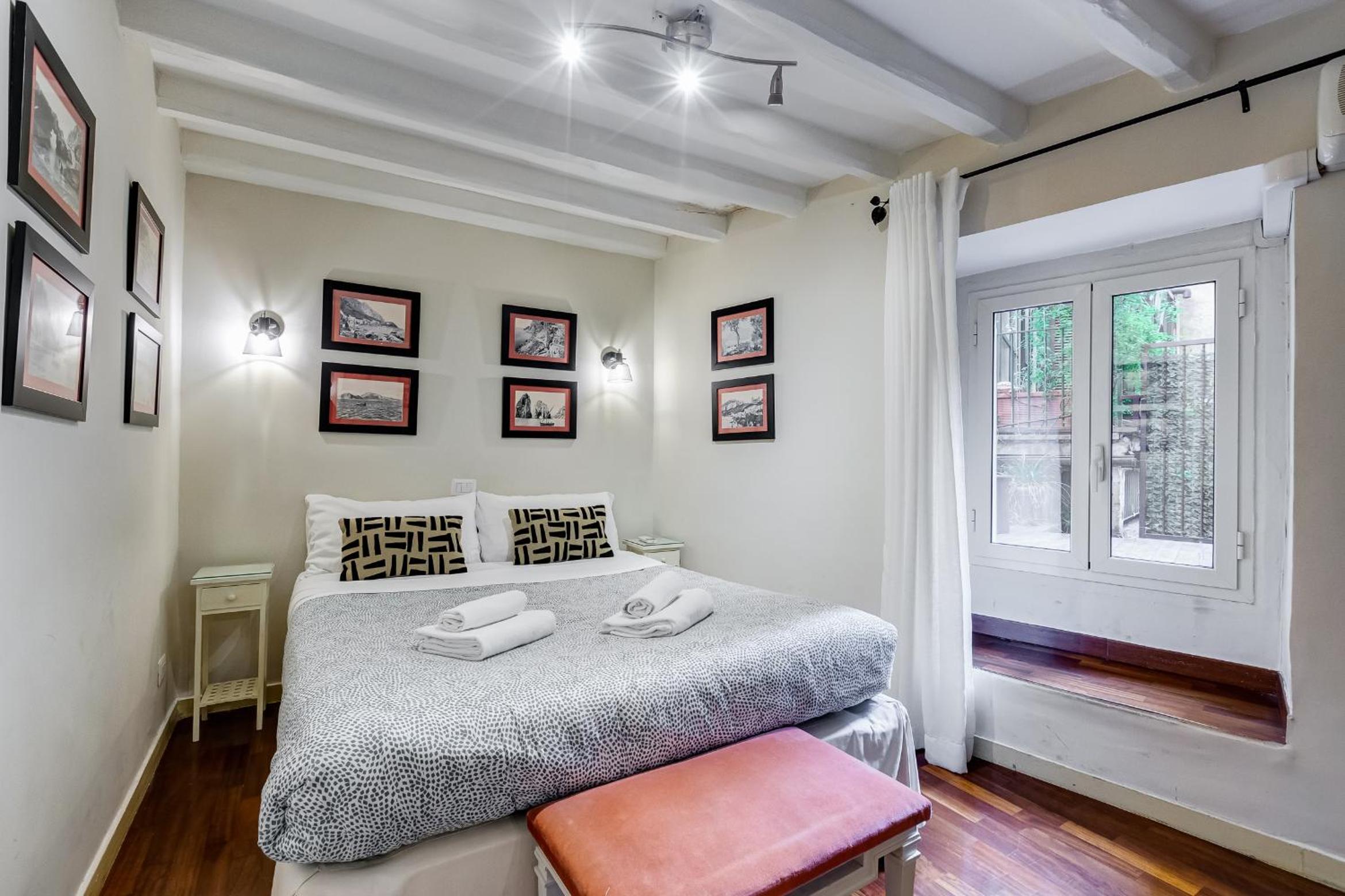 VIVILO COLLECTION - Spanish Steps Macelli Apt with private terrace