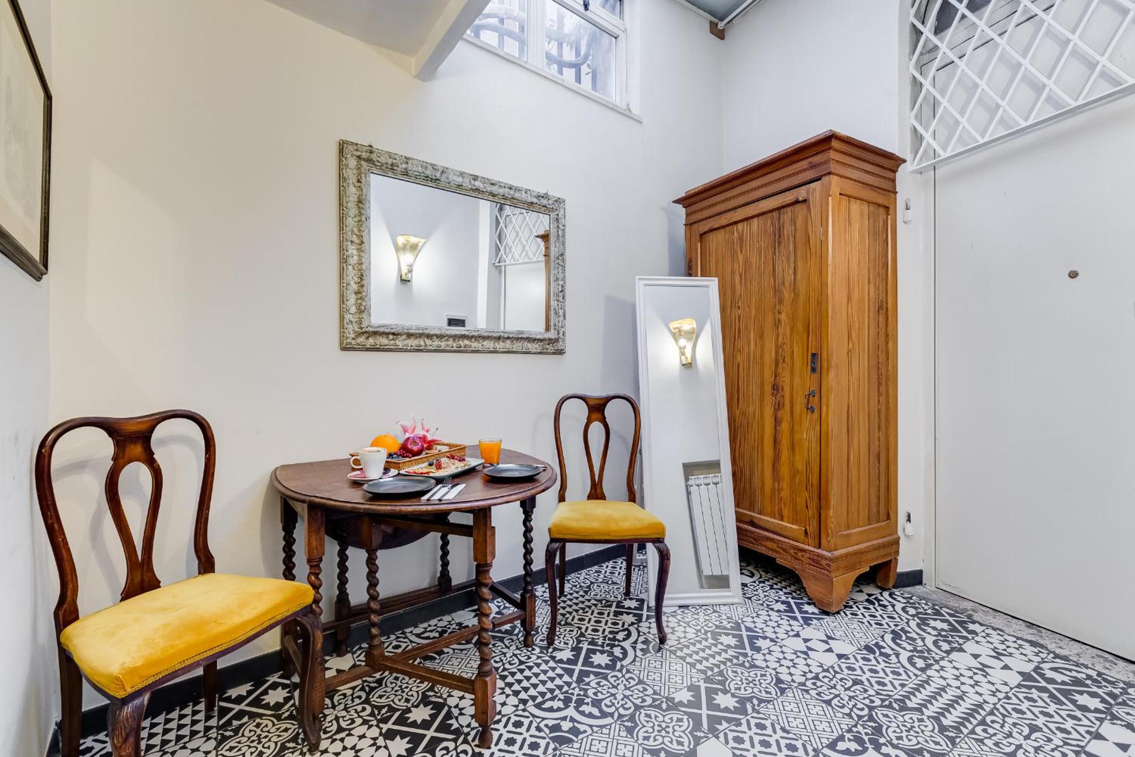 VIVILO COLLECTION - Spanish Steps Macelli Apt with private terrace