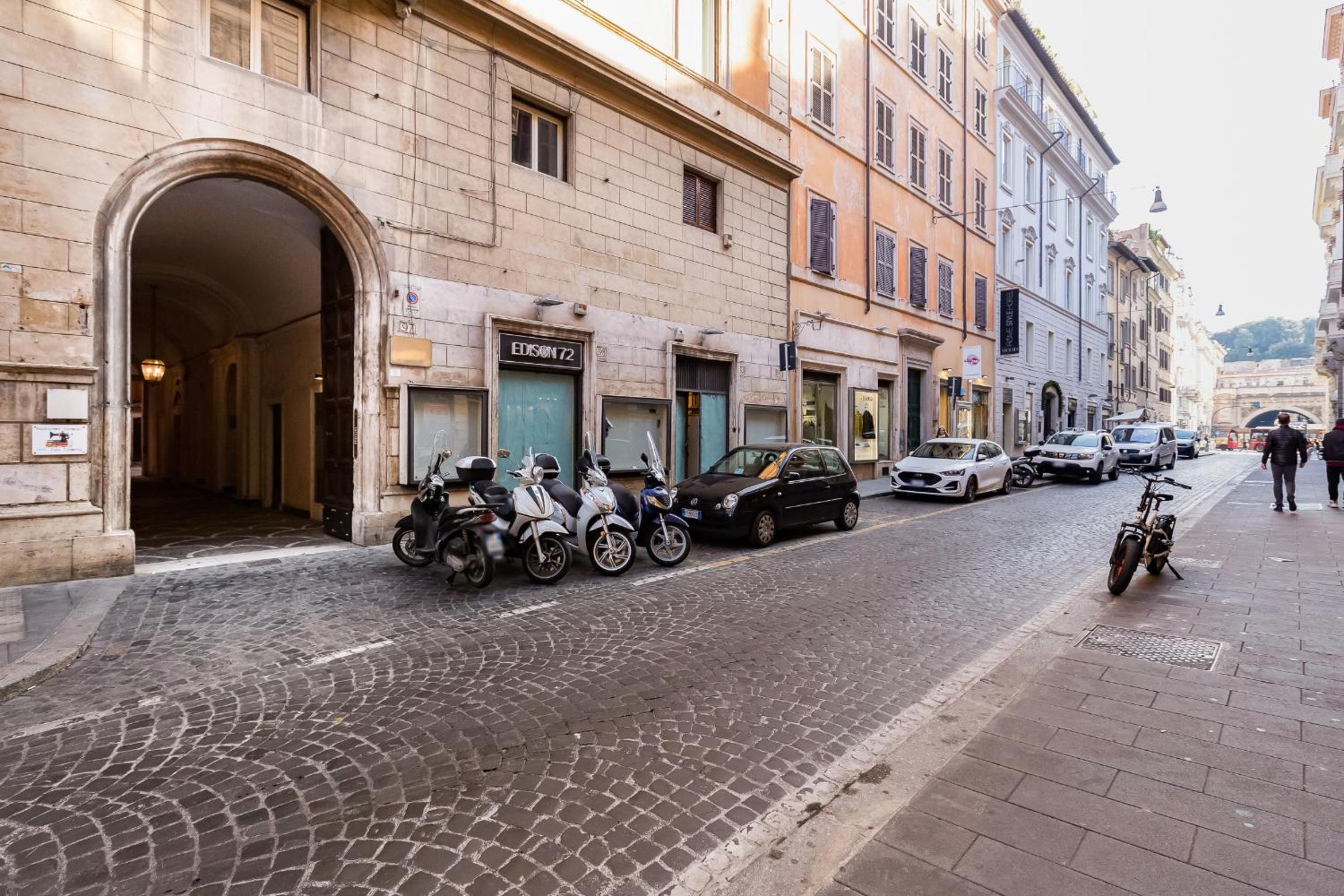 VIVILO COLLECTION - Spanish Steps Macelli Apt with private terrace
