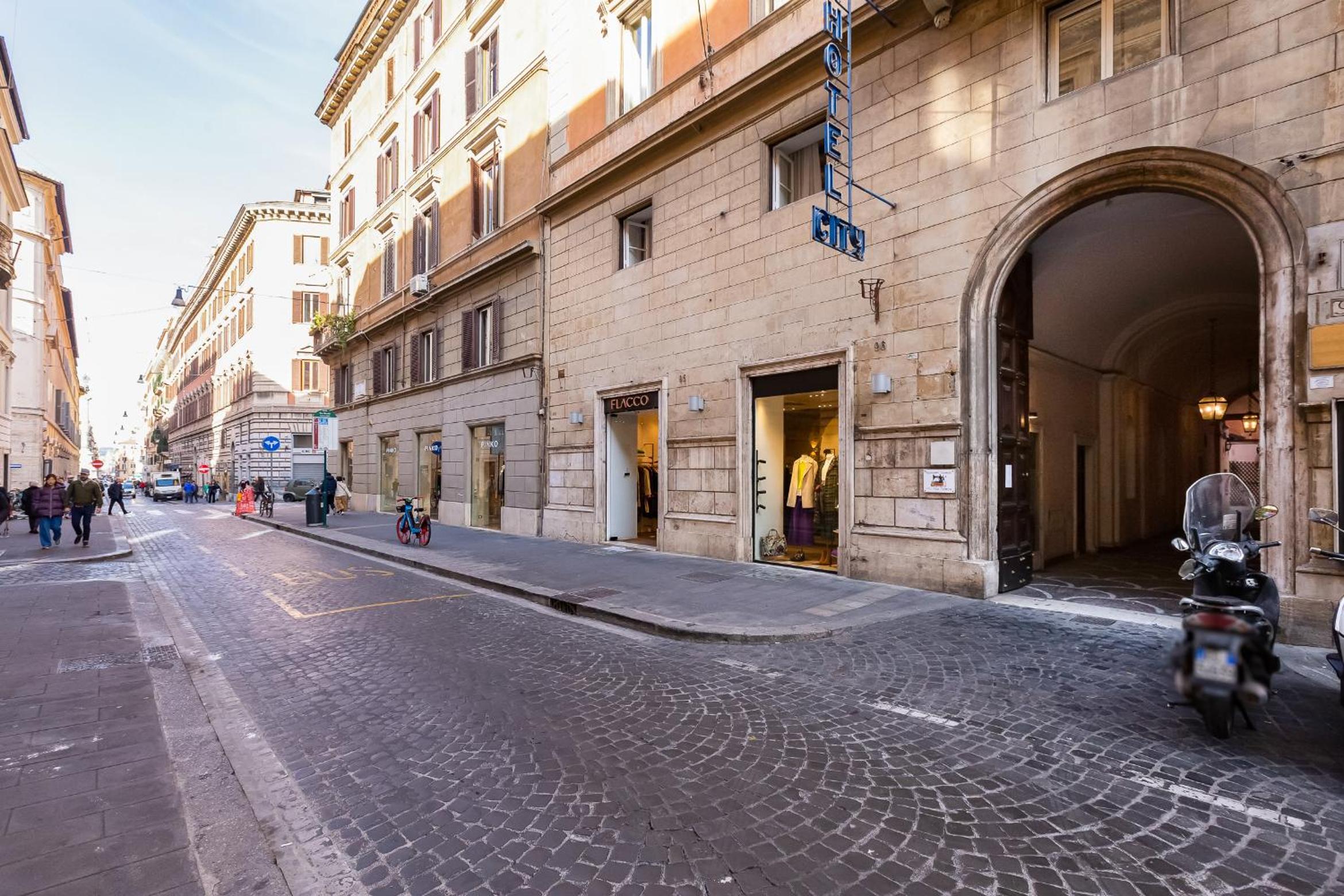 VIVILO COLLECTION - Spanish Steps Macelli Apt with private terrace