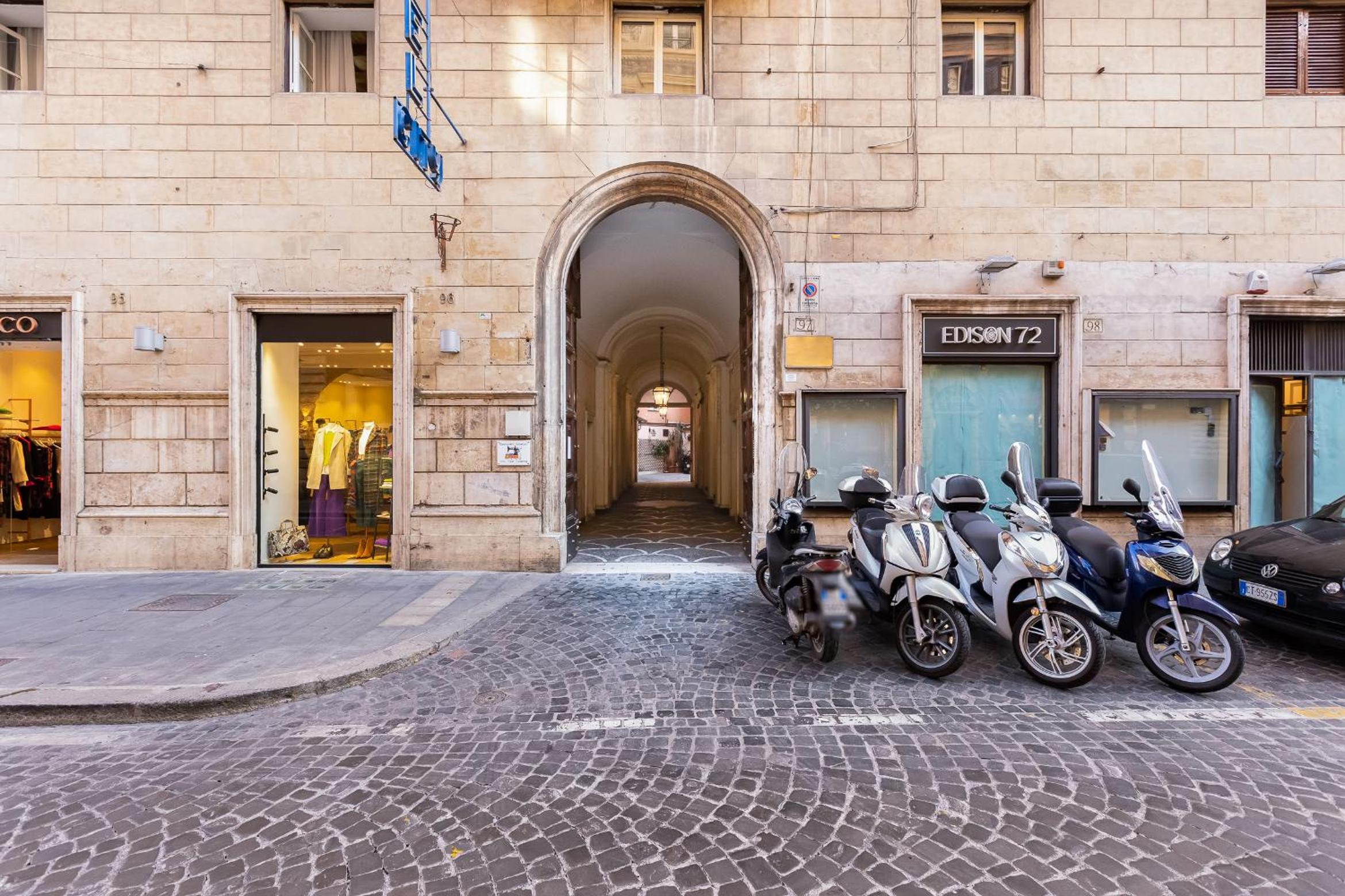 VIVILO COLLECTION - Spanish Steps Macelli Apt with private terrace