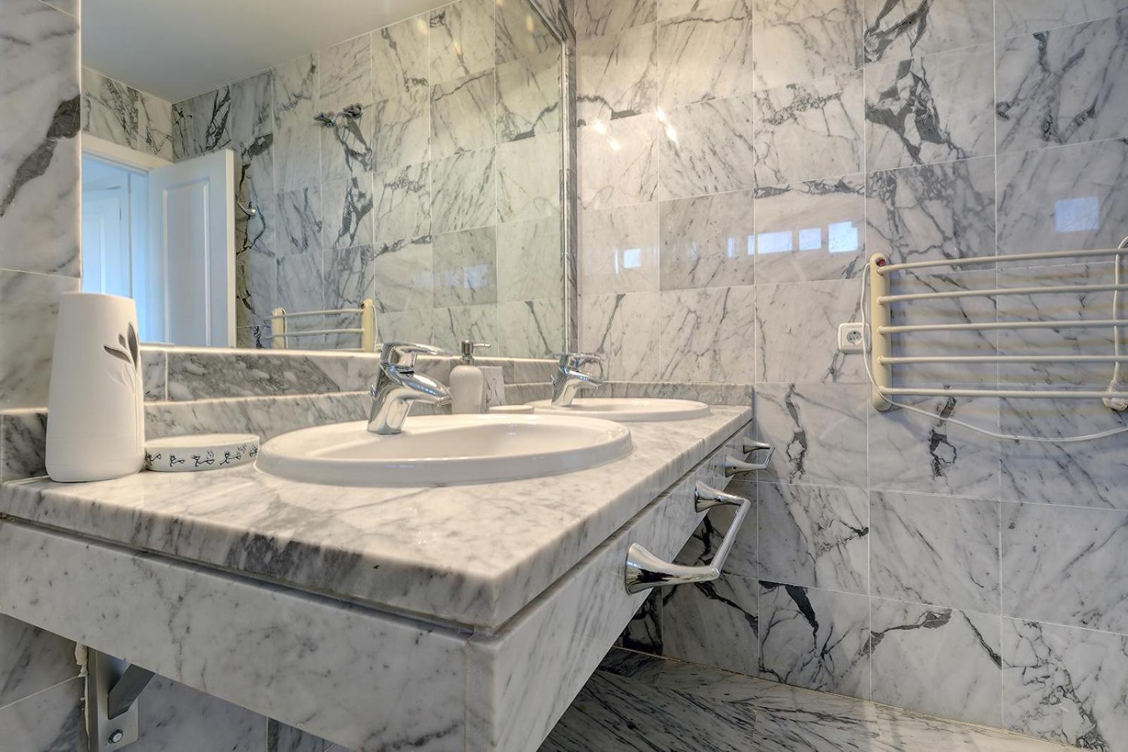 Bright Nordic style penthouse in beachside resort