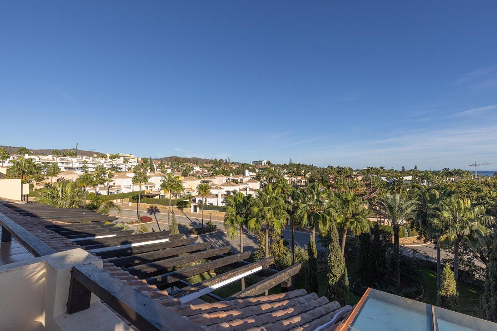 Bright Nordic style penthouse in beachside resort