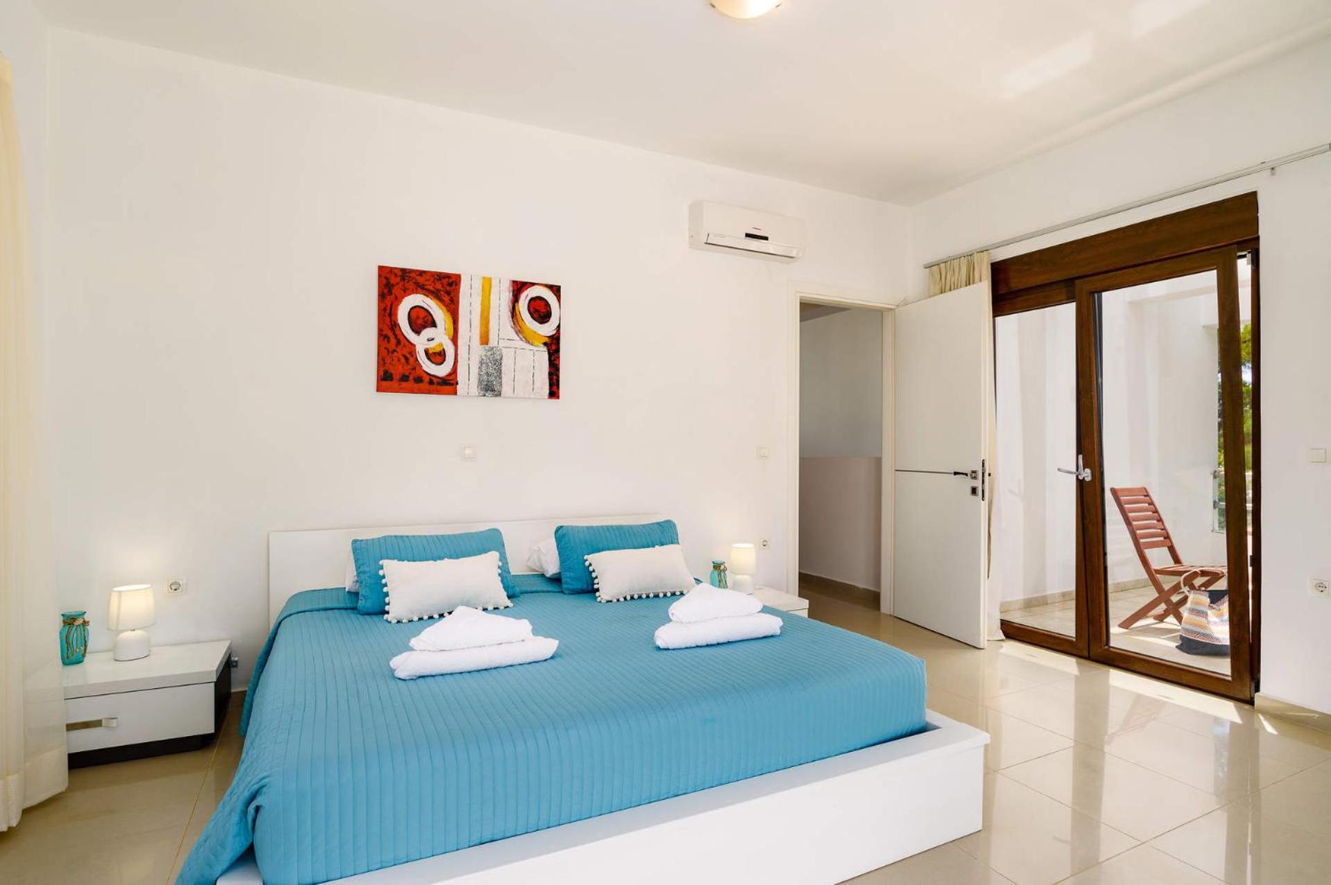 Villa Persis by Villa Plus photo 4