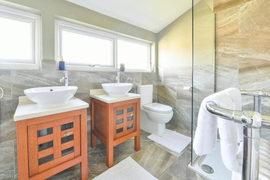 Spacious 4 Bedroom, 2 bathroom House view 3