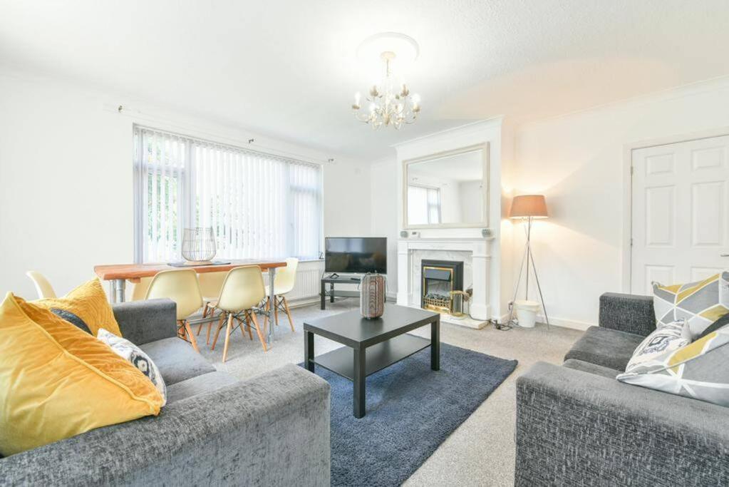 Spacious 4 Bedroom, 2 bathroom House view 4