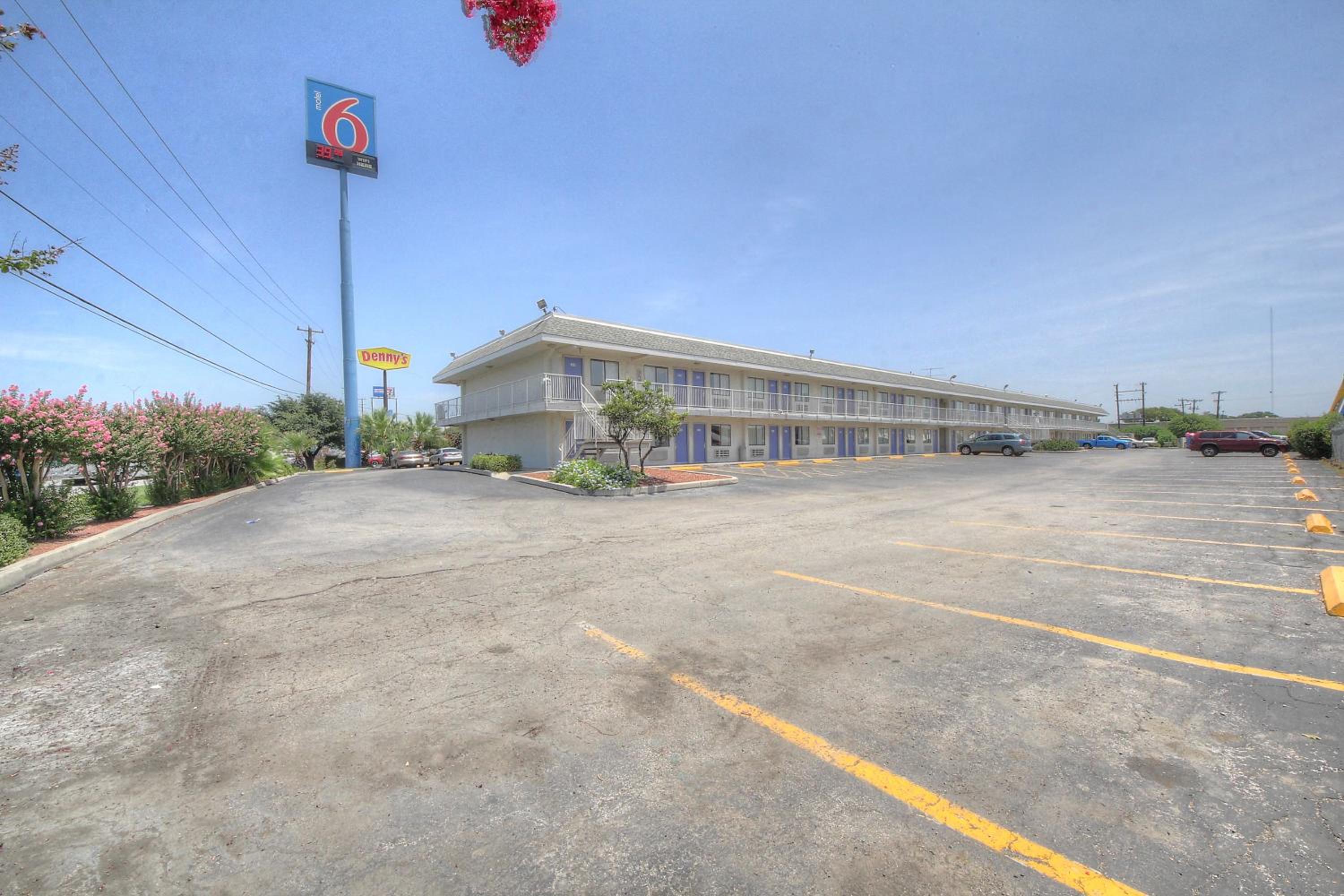 San Antonio Vacations - Motel 6-San Antonio, TX - Fort Sam Houston - Property Image 14