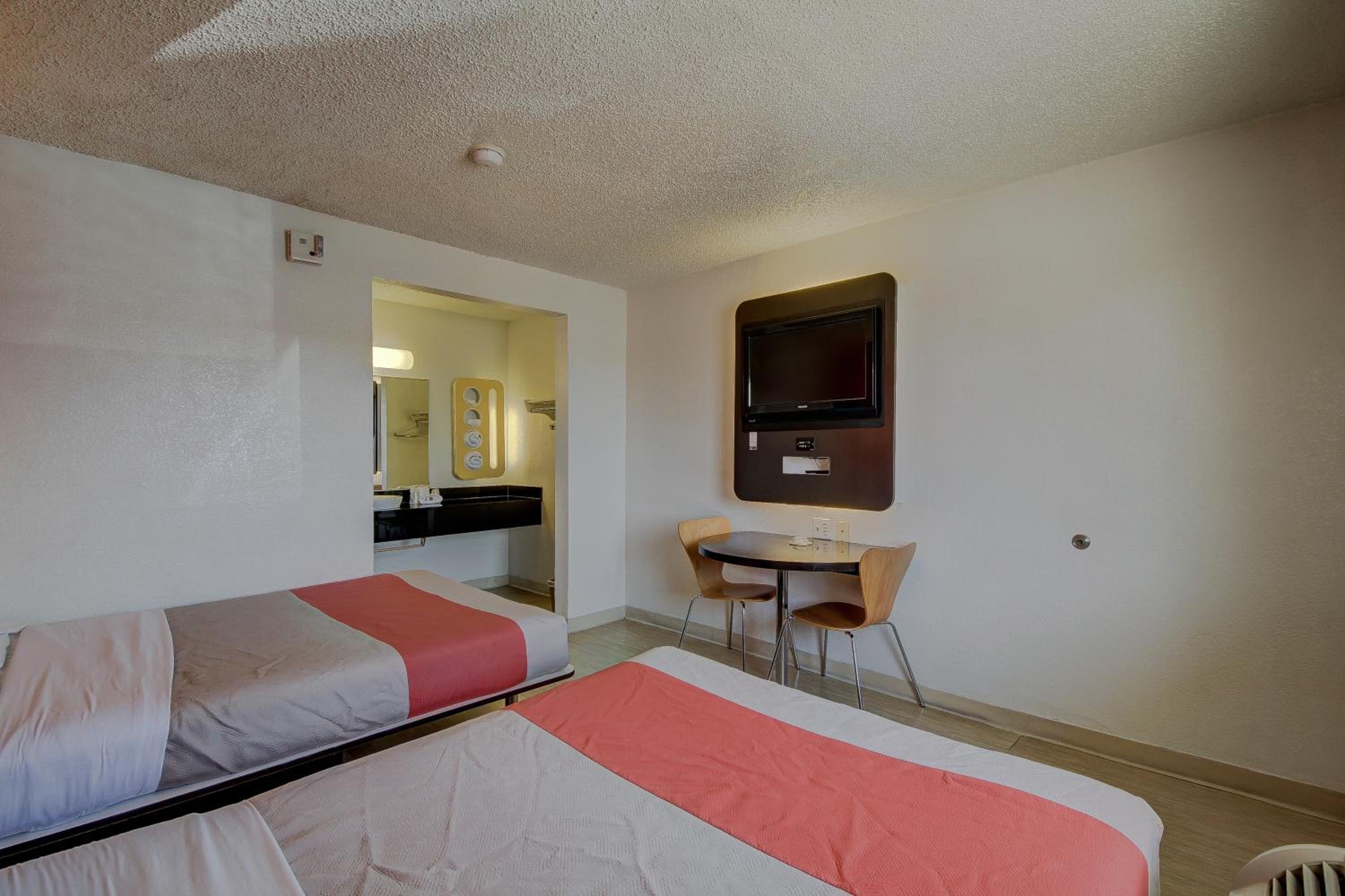 San Antonio Vacations - Motel 6-San Antonio, TX - Fort Sam Houston - Property Image 9