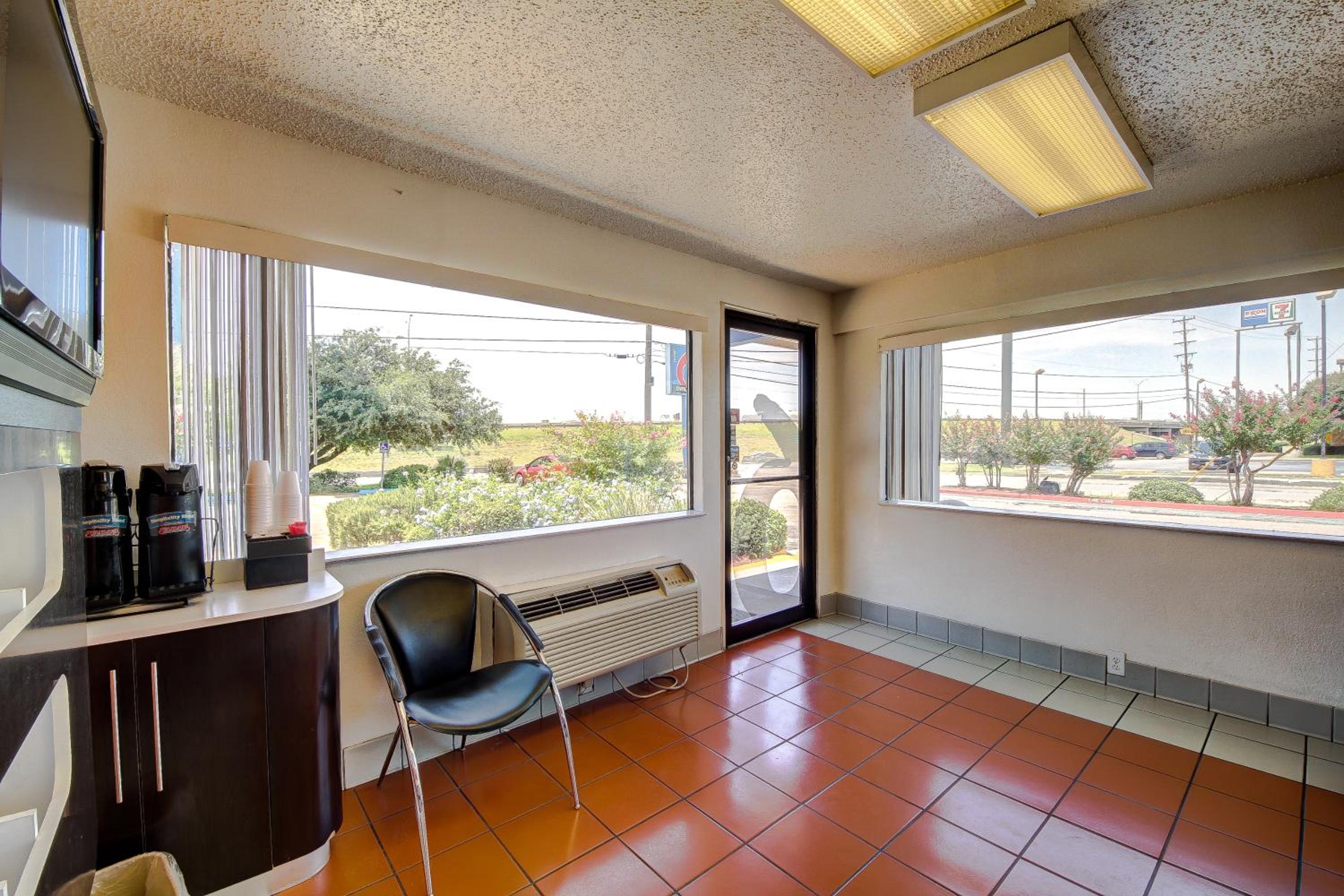 San Antonio Vacations - Motel 6-San Antonio, TX - Fort Sam Houston - Property Image 8