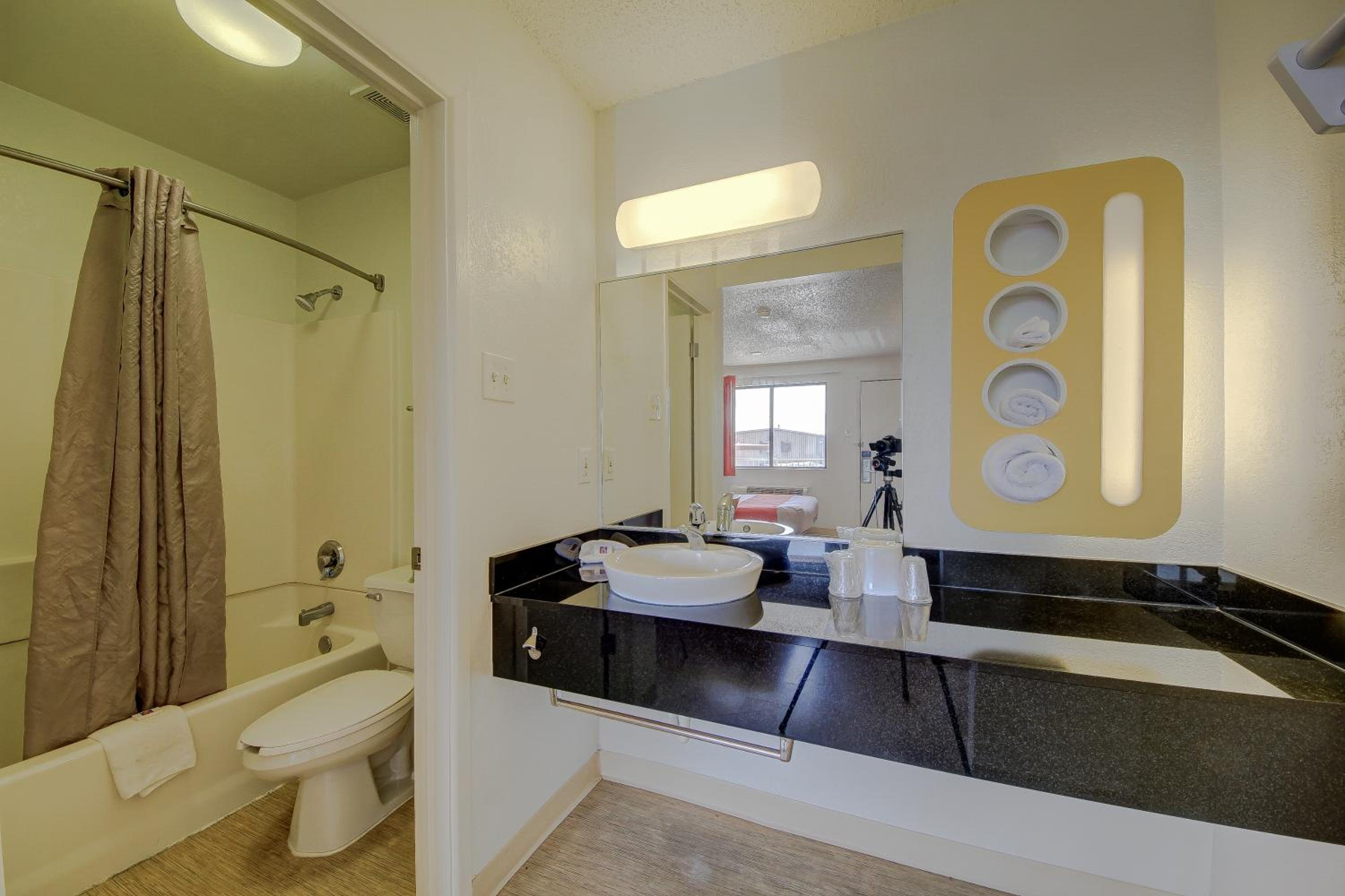 San Antonio Vacations - Motel 6-San Antonio, TX - Fort Sam Houston - Property Image 7