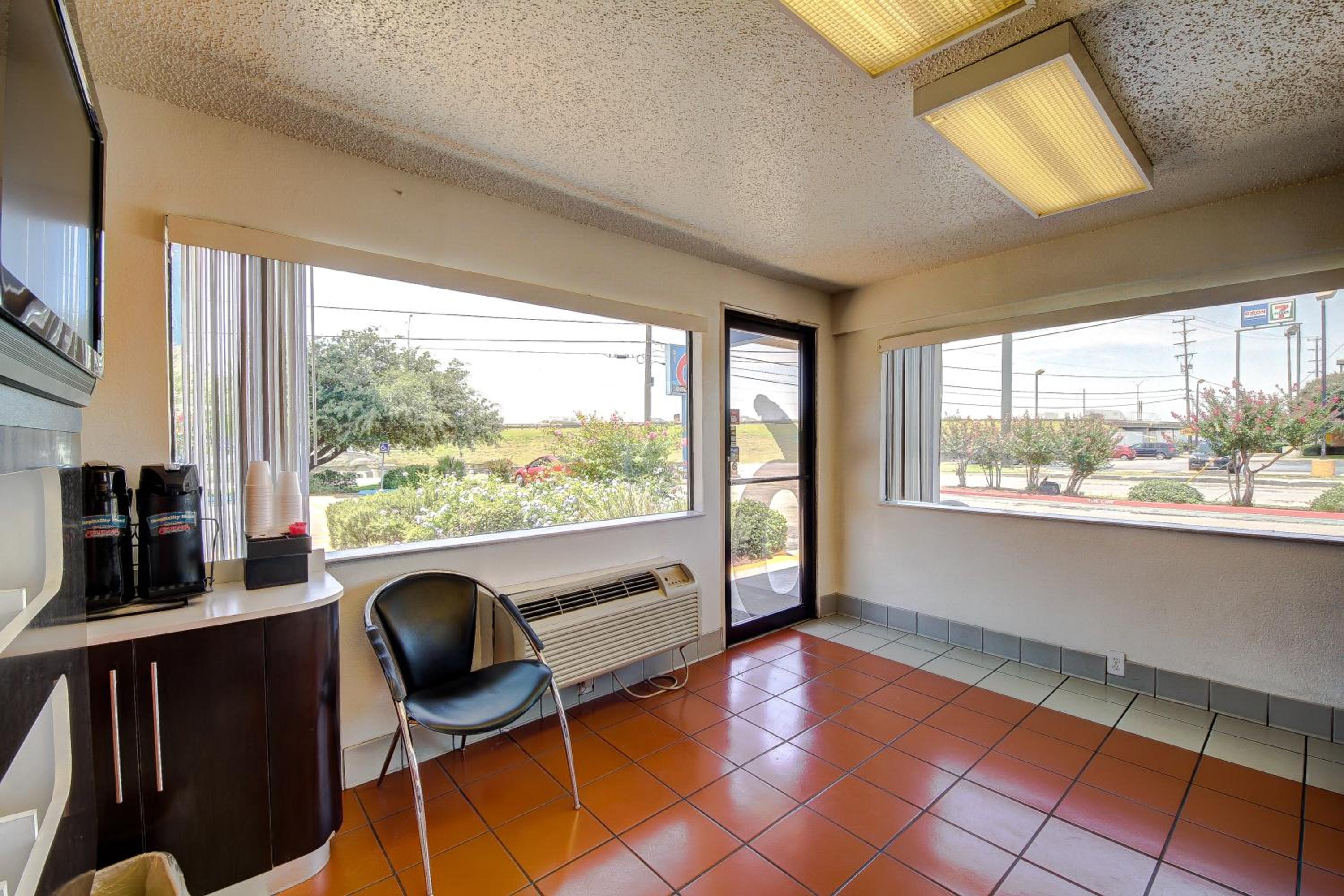 San Antonio Vacations - Motel 6-San Antonio, TX - Fort Sam Houston - Property Image 48