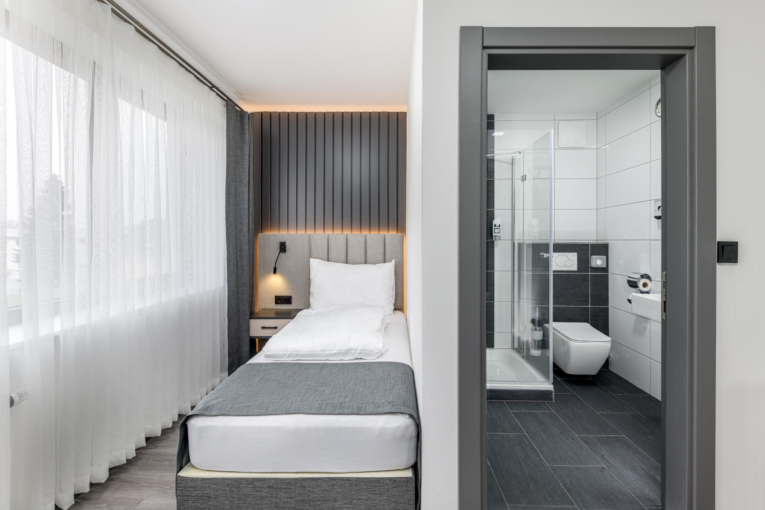 PARKHOTEL BRAUNAU - 24 Stunden Self Check-IN