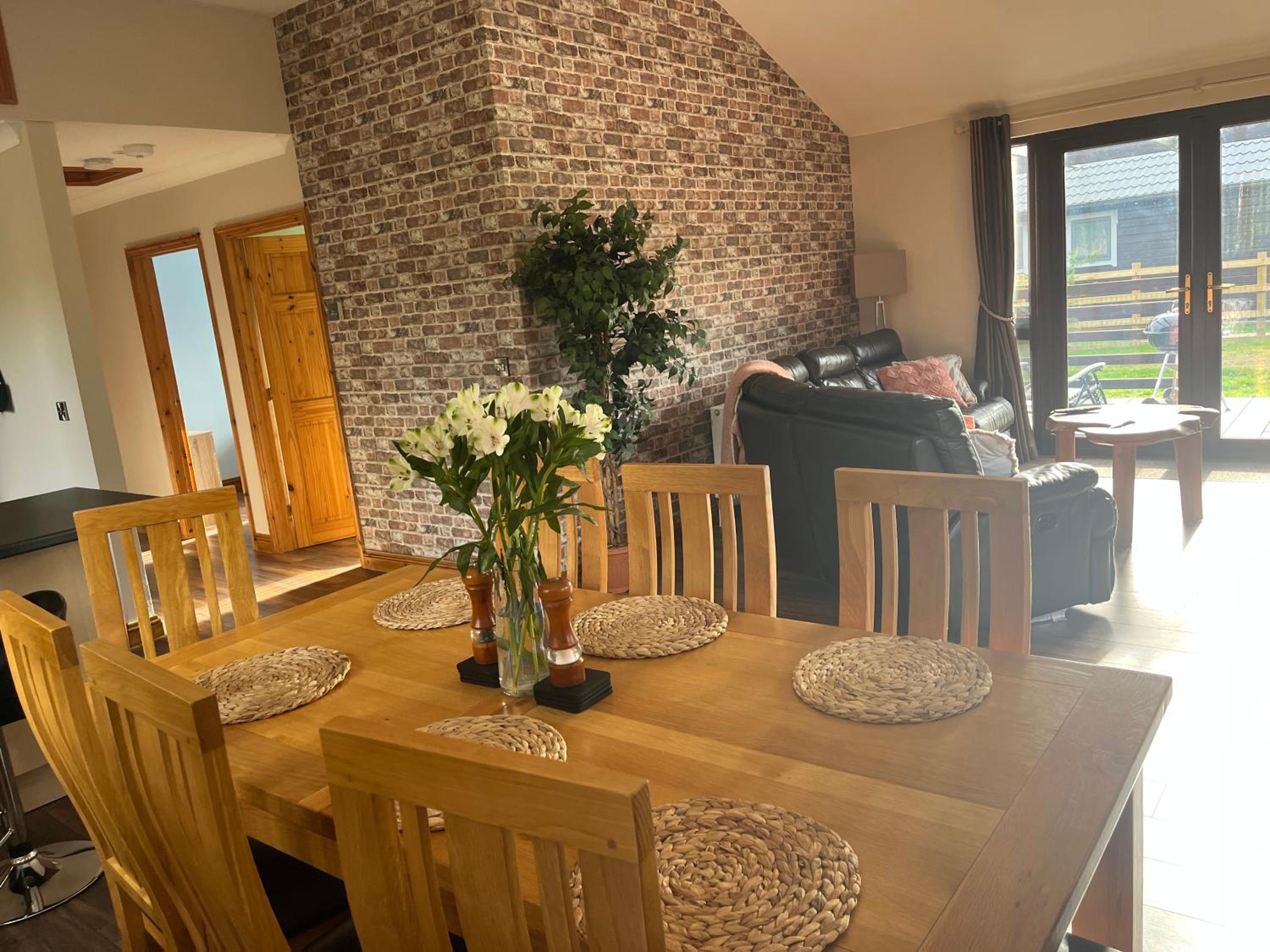 Cheerful 3-bedroom cabin with hot tub view 4