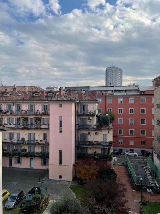 [Duomo walking distance]modern flat with free wifi