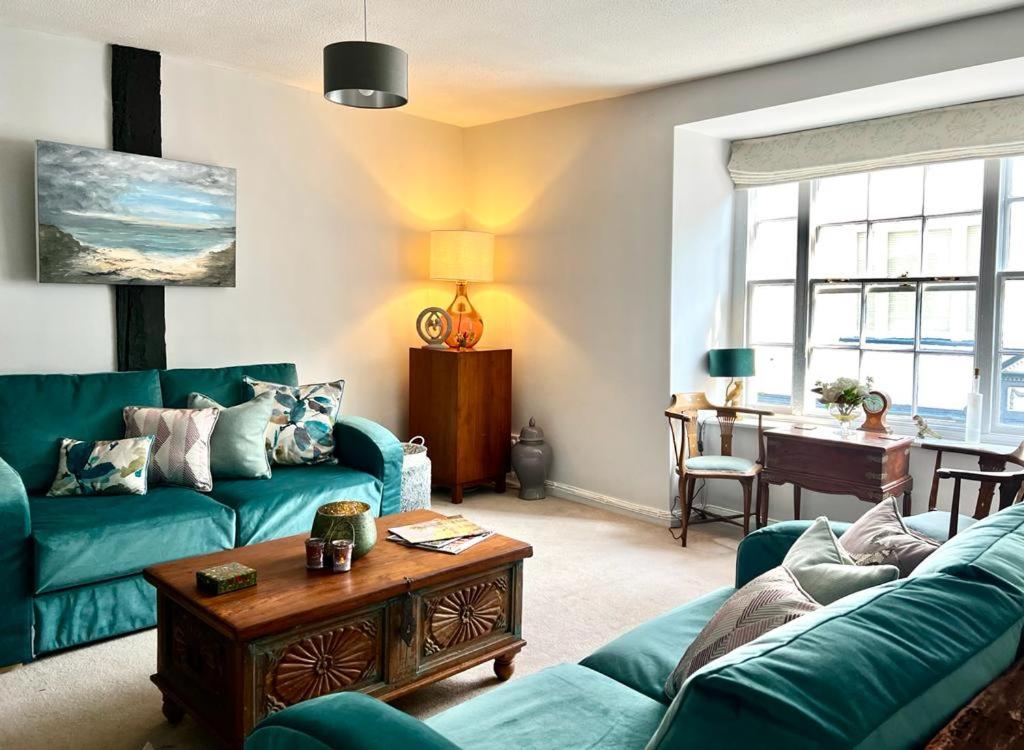Church View 2 bed apartment heart of Topsham-sleeps 4-king or twin option-4 Poster Bed view 4