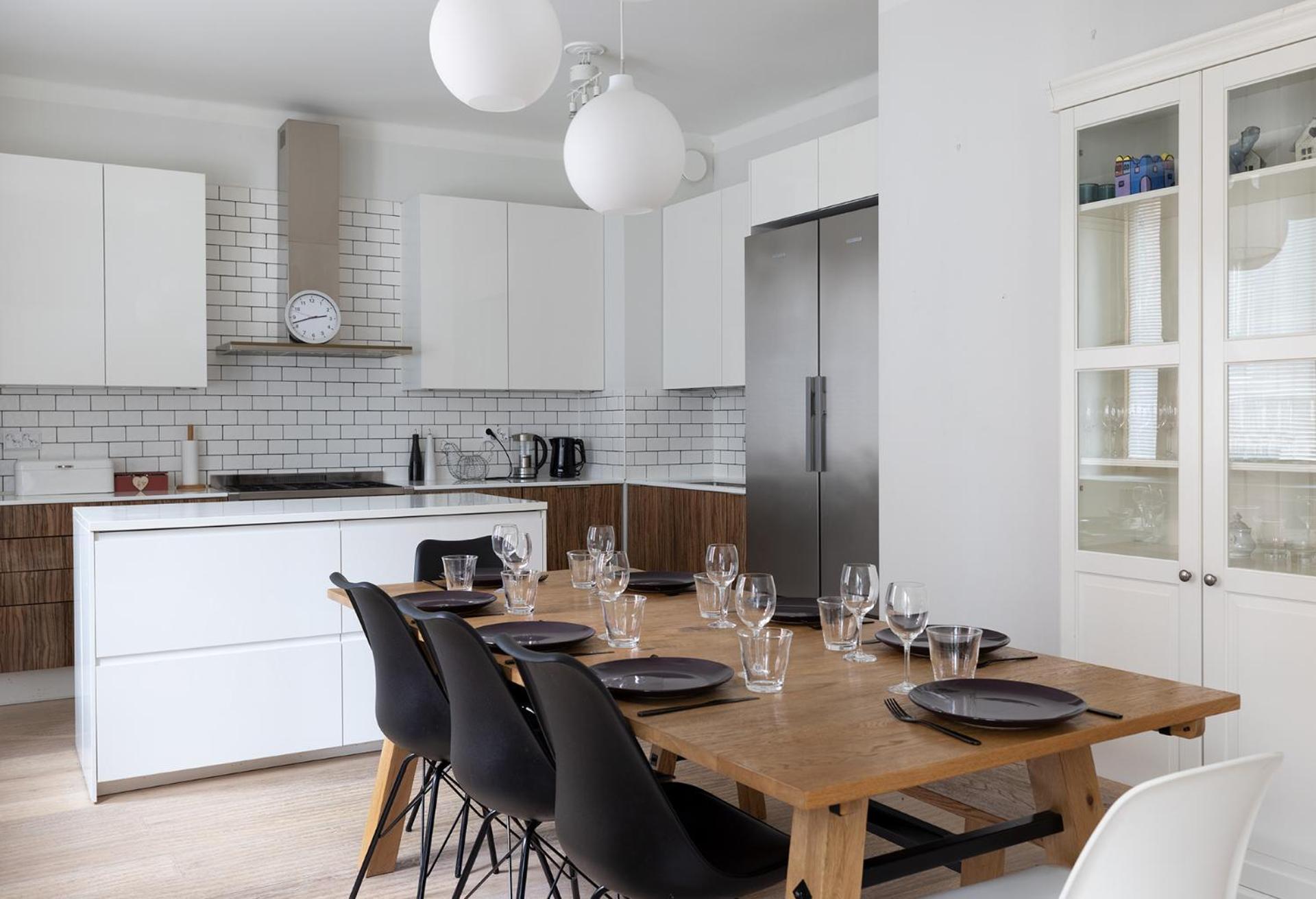 2ndhomes Luxurious 144 m2 Stylish 3 Bedroom Center Apartment view 2