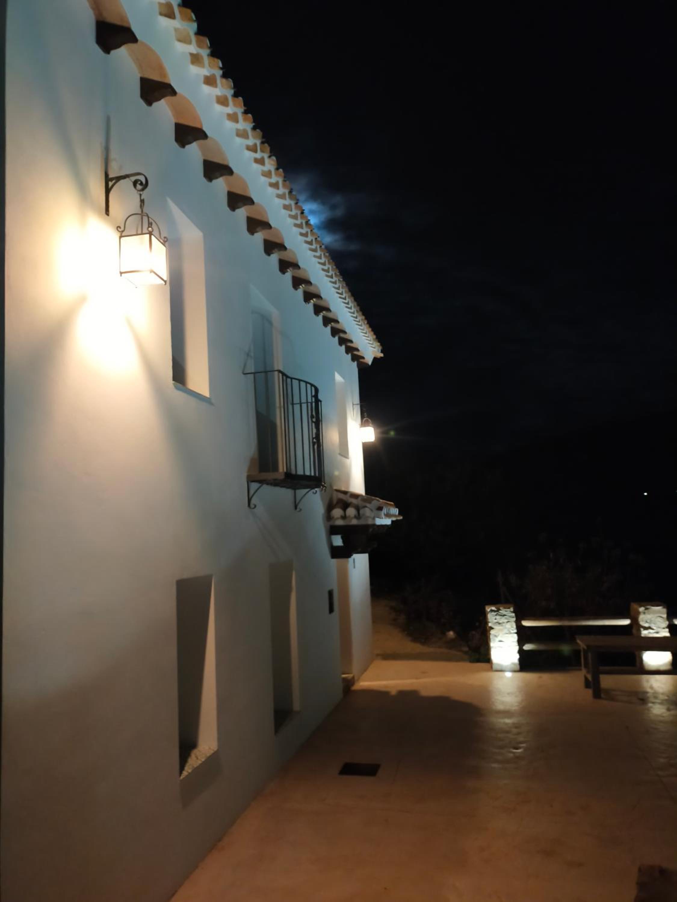 LA CASA DE LA HUERTA Stylish family cottage in Malaga countryside