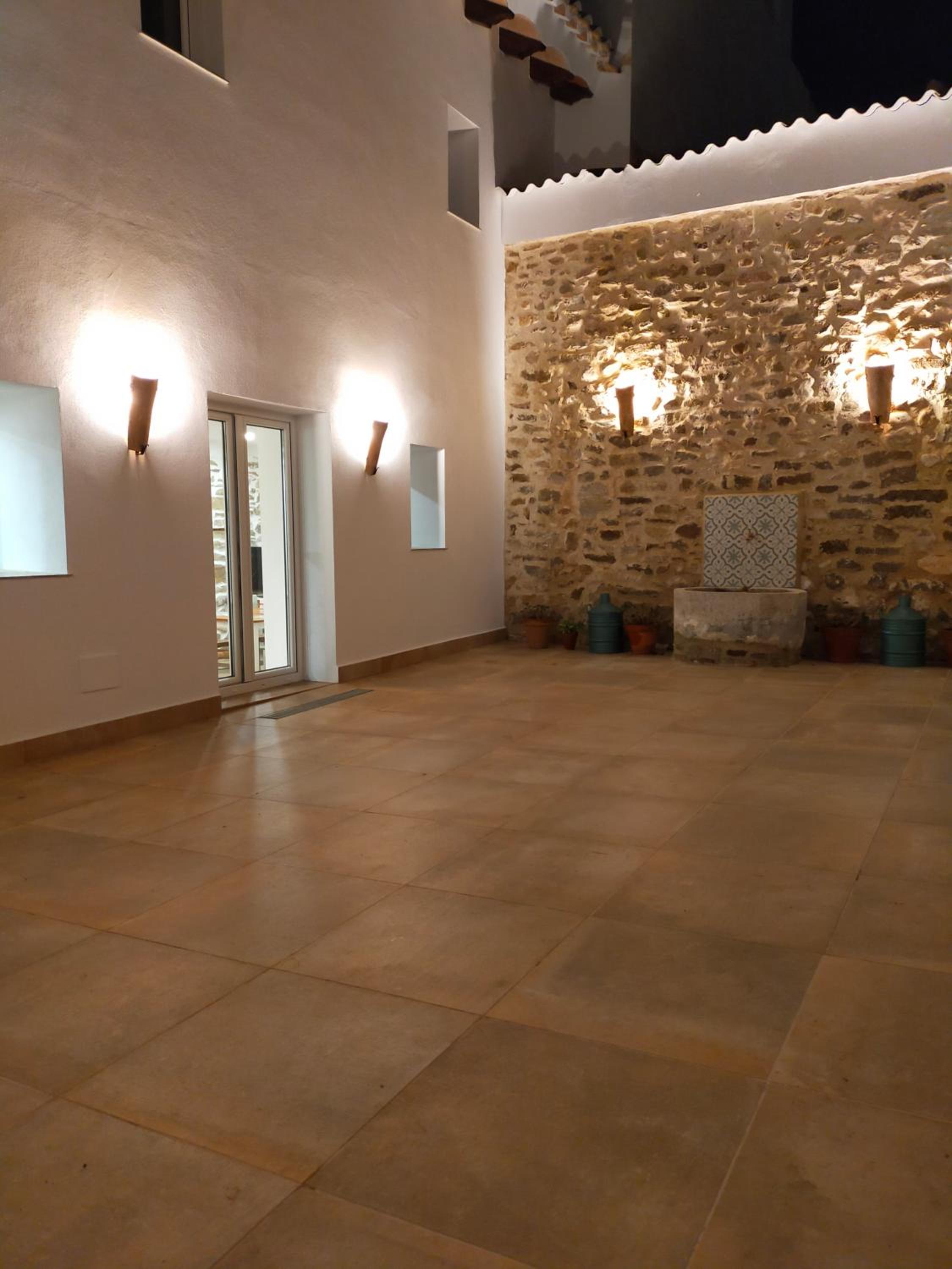 LA CASA DE LA HUERTA Stylish family cottage in Malaga countryside