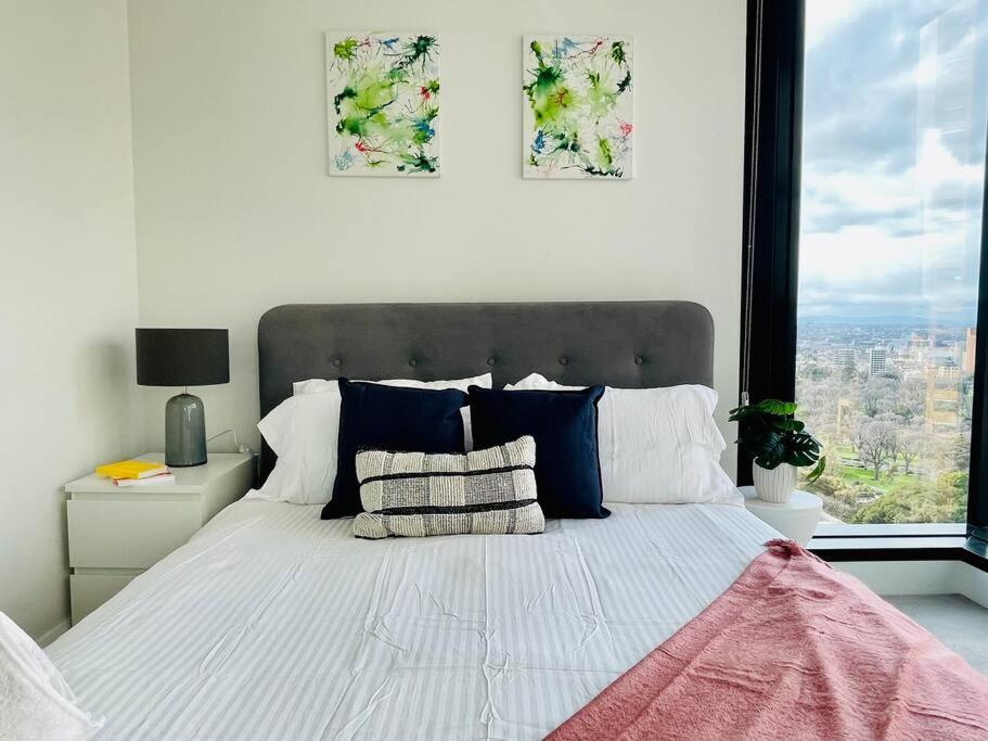 Cozy unit close to Parliament w/Amazing City Views